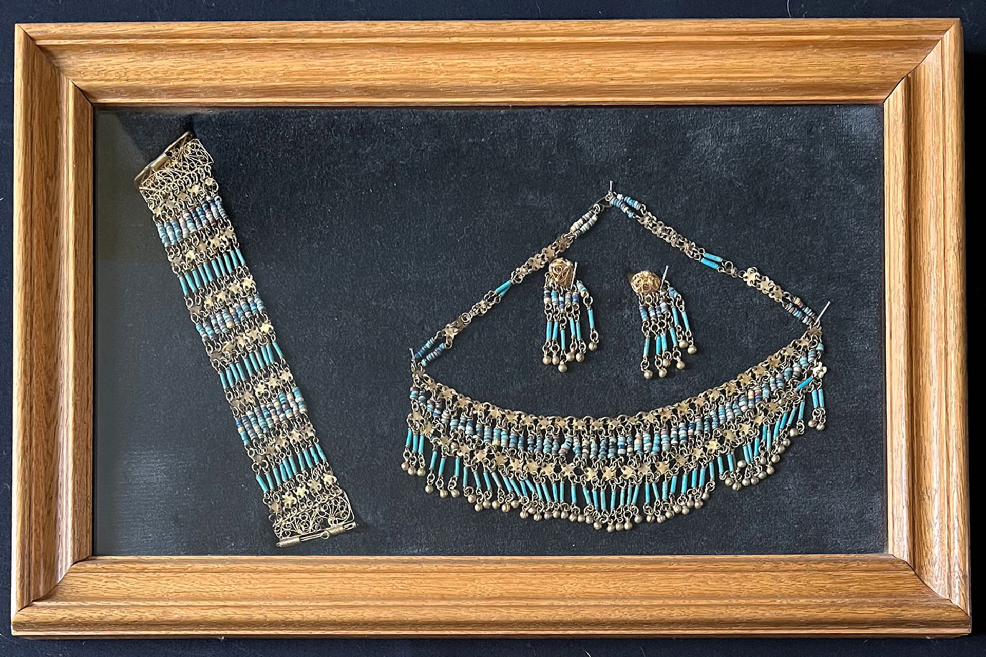 Ägyptisches Schmuckset, Parure bestehend aus: Collier, Paar Ohrhängern und Armband.