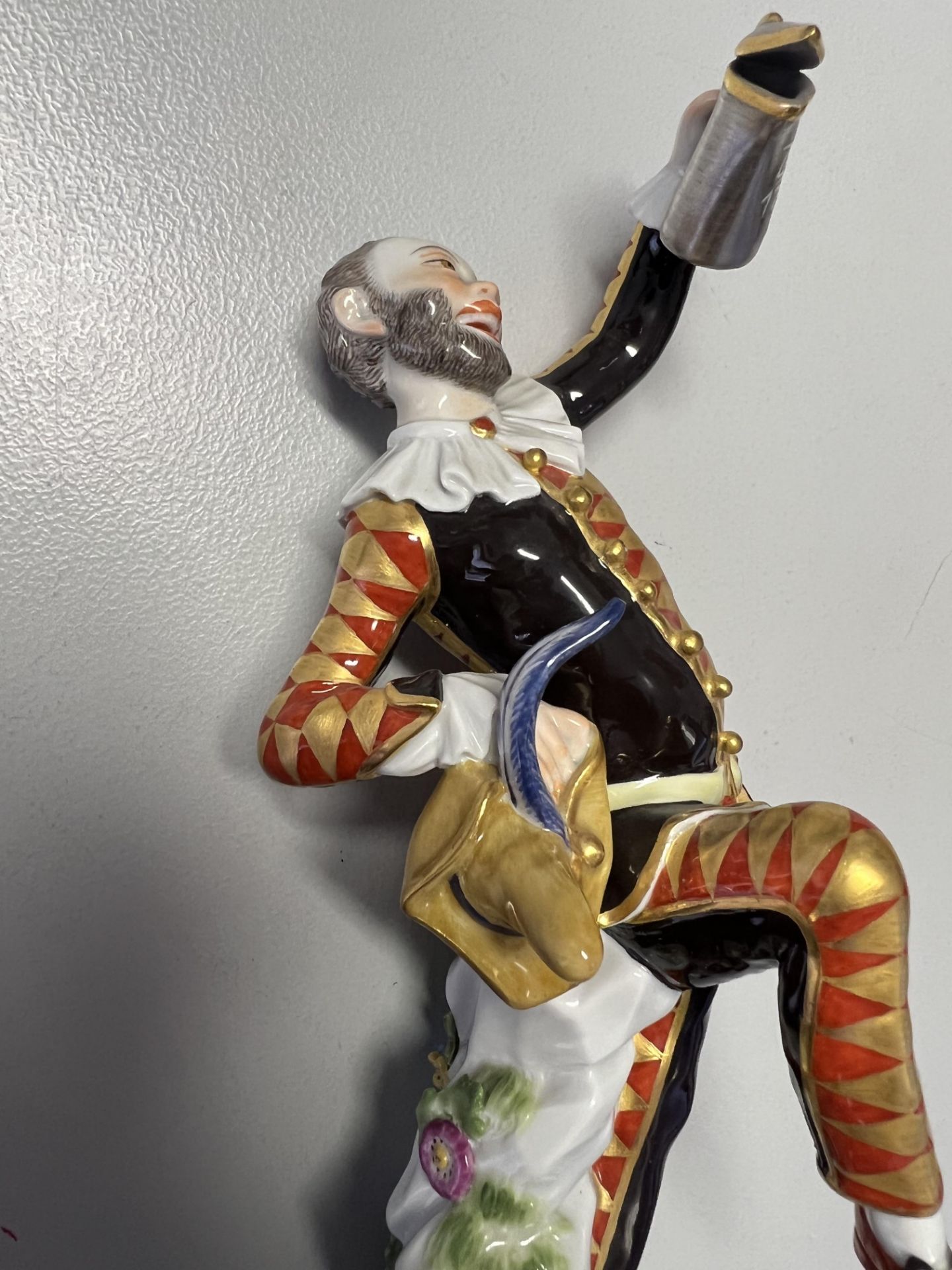 Meissen Figur "Harlekin mit Deckelkanne" aus der Serie "Commedia-dell' arte", farbig staffiert, - Bild 7 aus 9