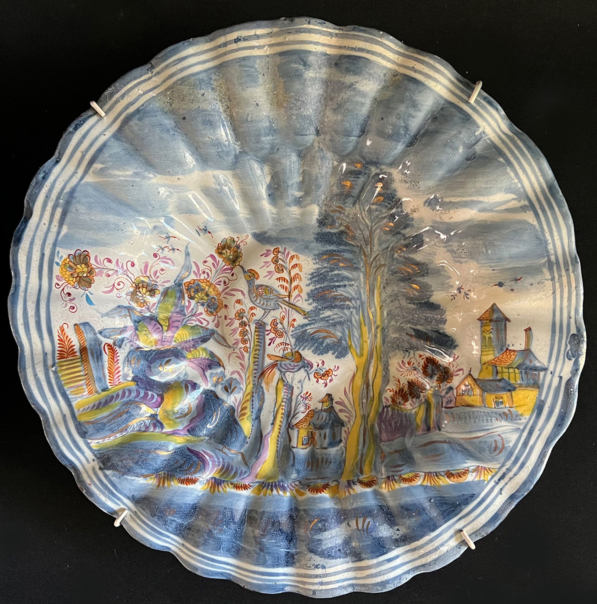 2 Fayenceteller / two faience plates, 18. Jh., Altersspuren. Fächerteller mit Vögeln in einer - Image 2 of 17