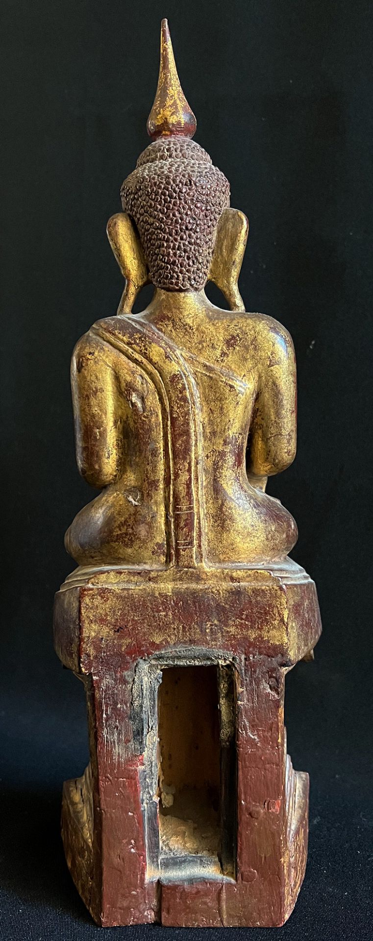 Buddha, wohl Thailand, Holz, Reste alter Vergoldung, auf Thron vorne und rechts beschriftet, - Bild 3 aus 3