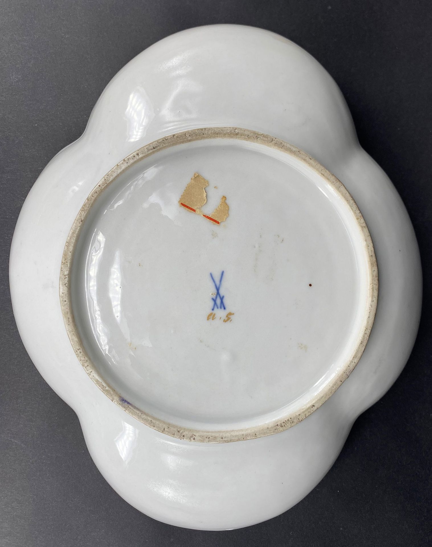 Meissen, Vierpass-Schale: oval-vierpassige Schale mit roter Blume im runden Spiegel, in den vier - Bild 3 aus 4