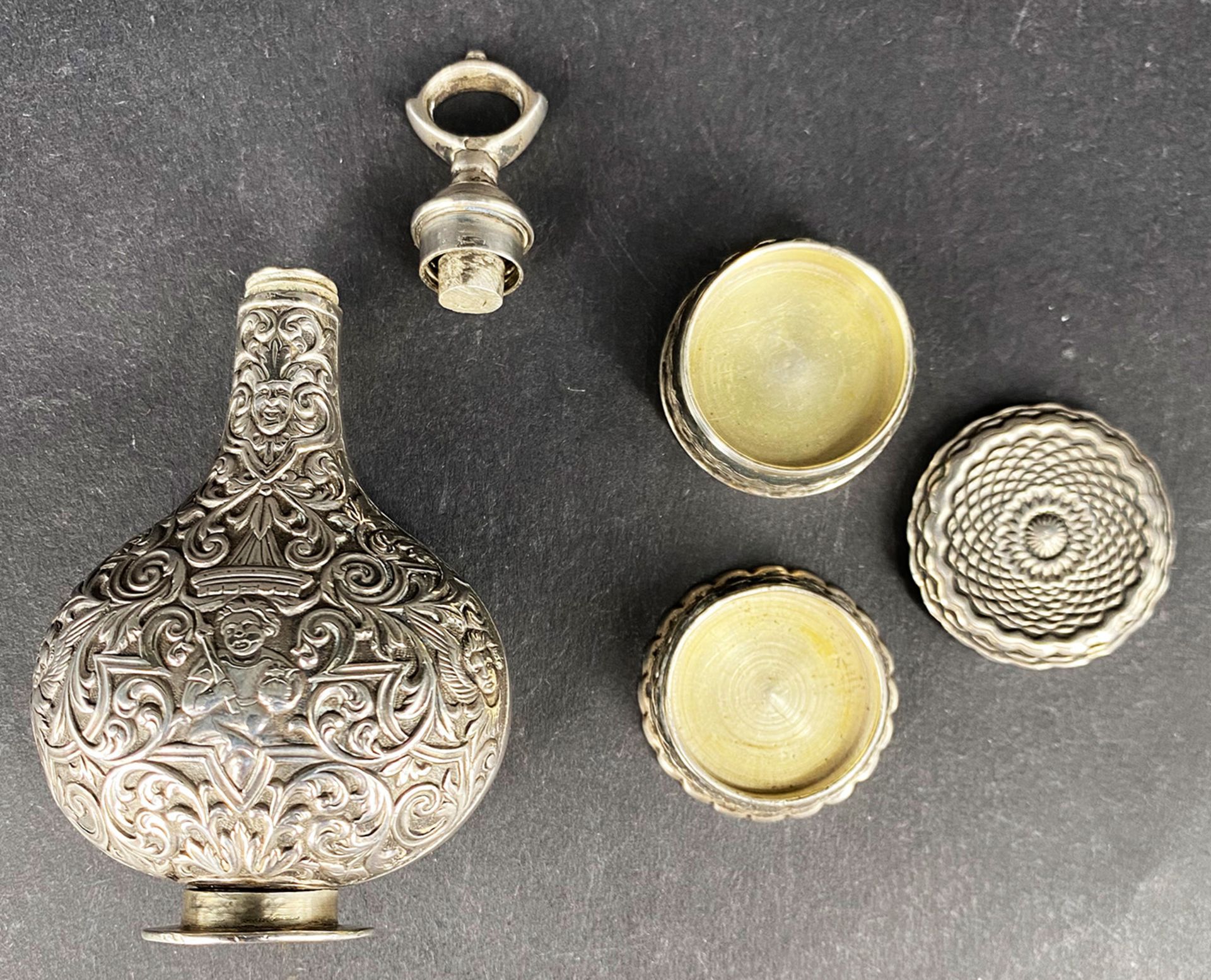 Parfümflakon und Riechdose, Silber: flacher Bauchiger Flakon, auf rundem Stand mit Deckel, mit - Bild 3 aus 3