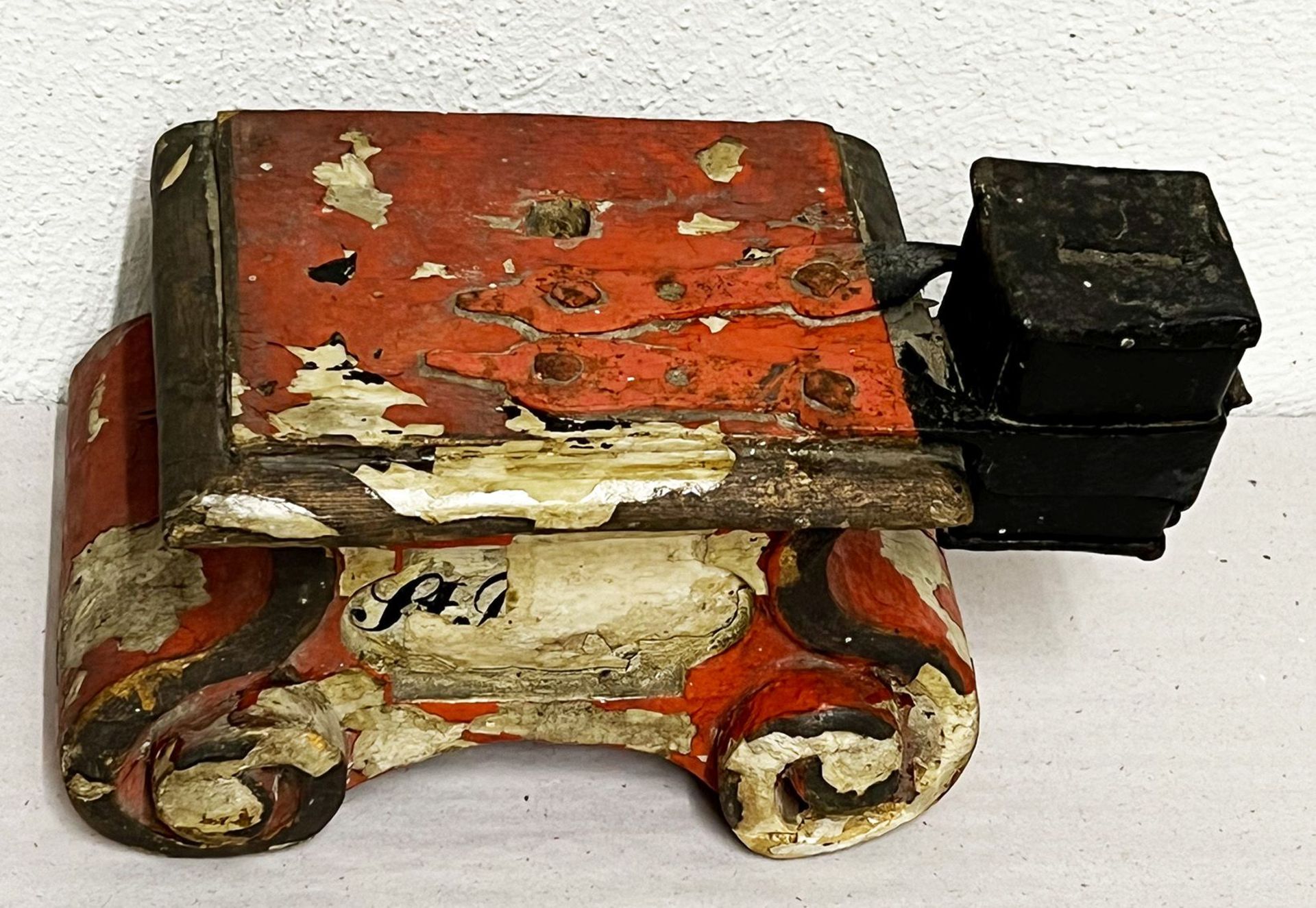 Kleiner Sockel mit Opferstock/ little pedestal with offertory box. 18. Jh., Holz, Eisen, teils - Bild 3 aus 4