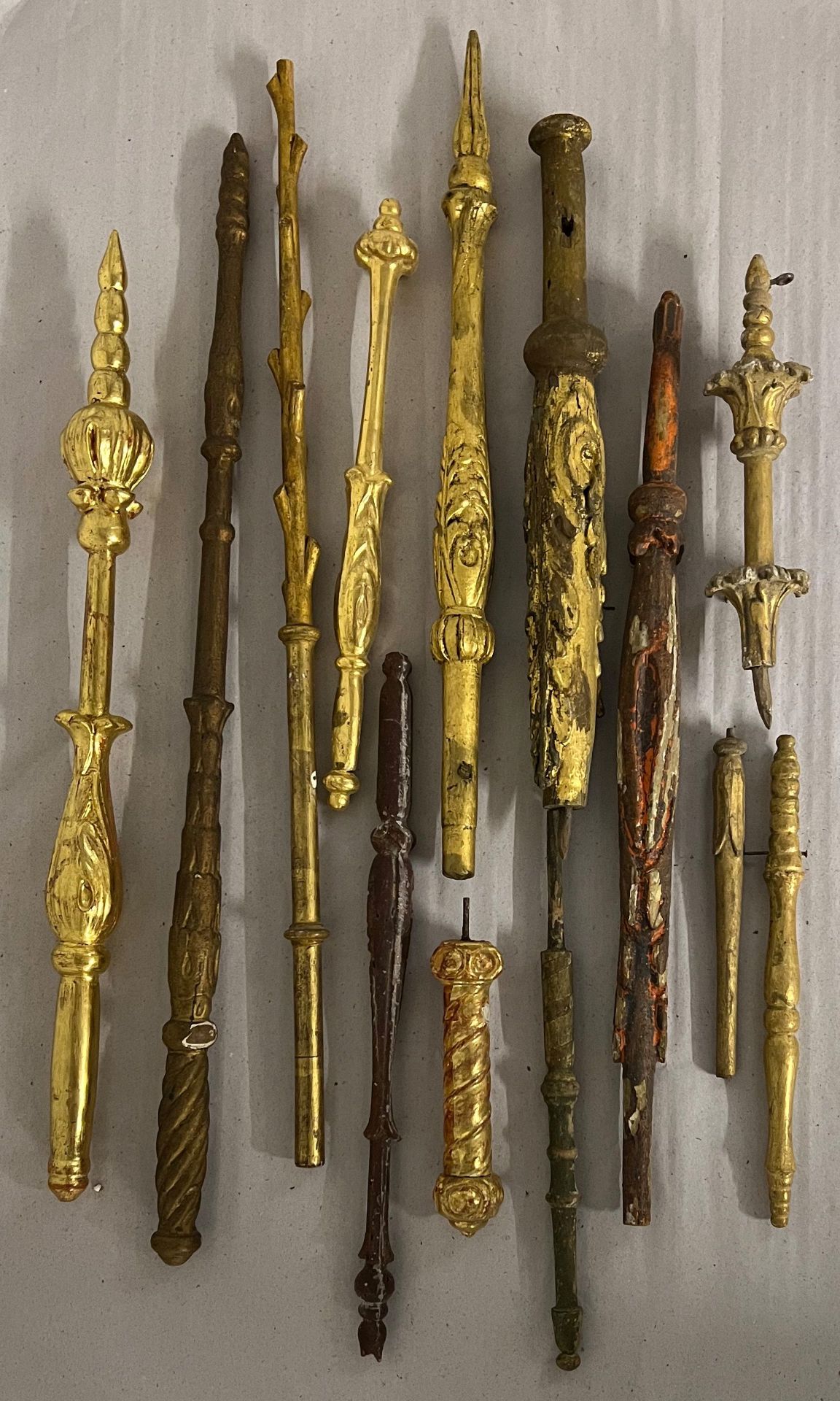 Konvolut von ca. 13 Zeptern/ collection of ca. 13 scepters. Sammlungsauflösung, 18./19. Jh., Holz, - Bild 2 aus 2