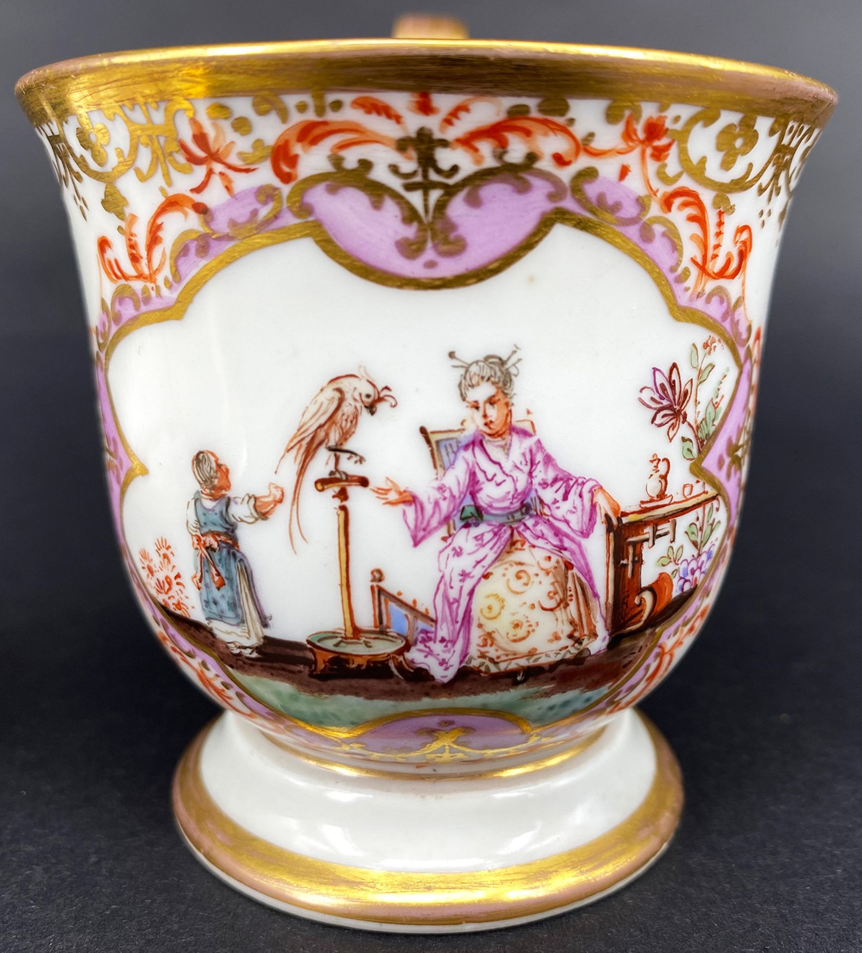 Meissen, Schokoladentasse und Unterschale mit Hoeroldt-Chinoiserien, an der Schauseite der Tasse - Bild 5 aus 7