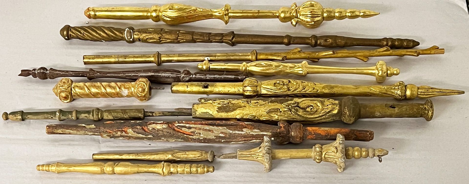 Konvolut von ca. 13 Zeptern/ collection of ca. 13 scepters. Sammlungsauflösung, 18./19. Jh., Holz,