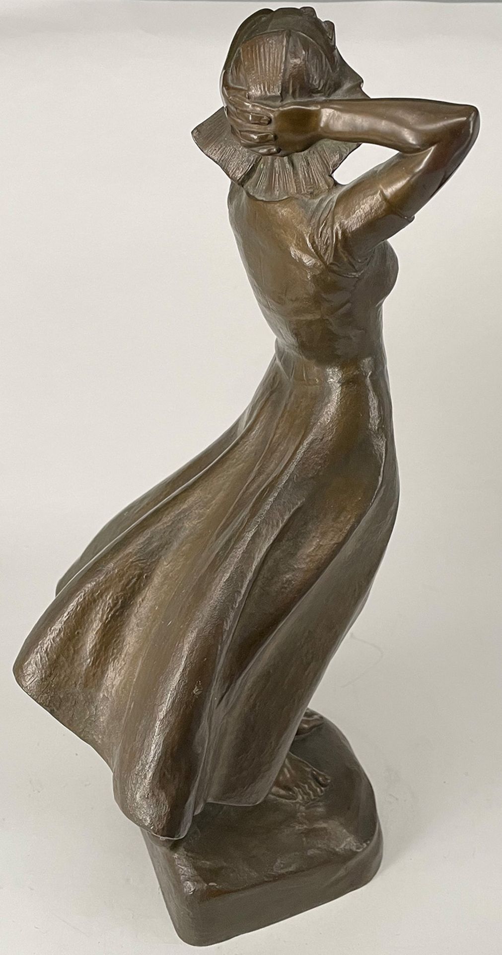 Fritz Heinemann (1864-1932), Mädchen im Wind, Bronze, signiert. A young girl in the wind, H. 39,5 - Image 3 of 4