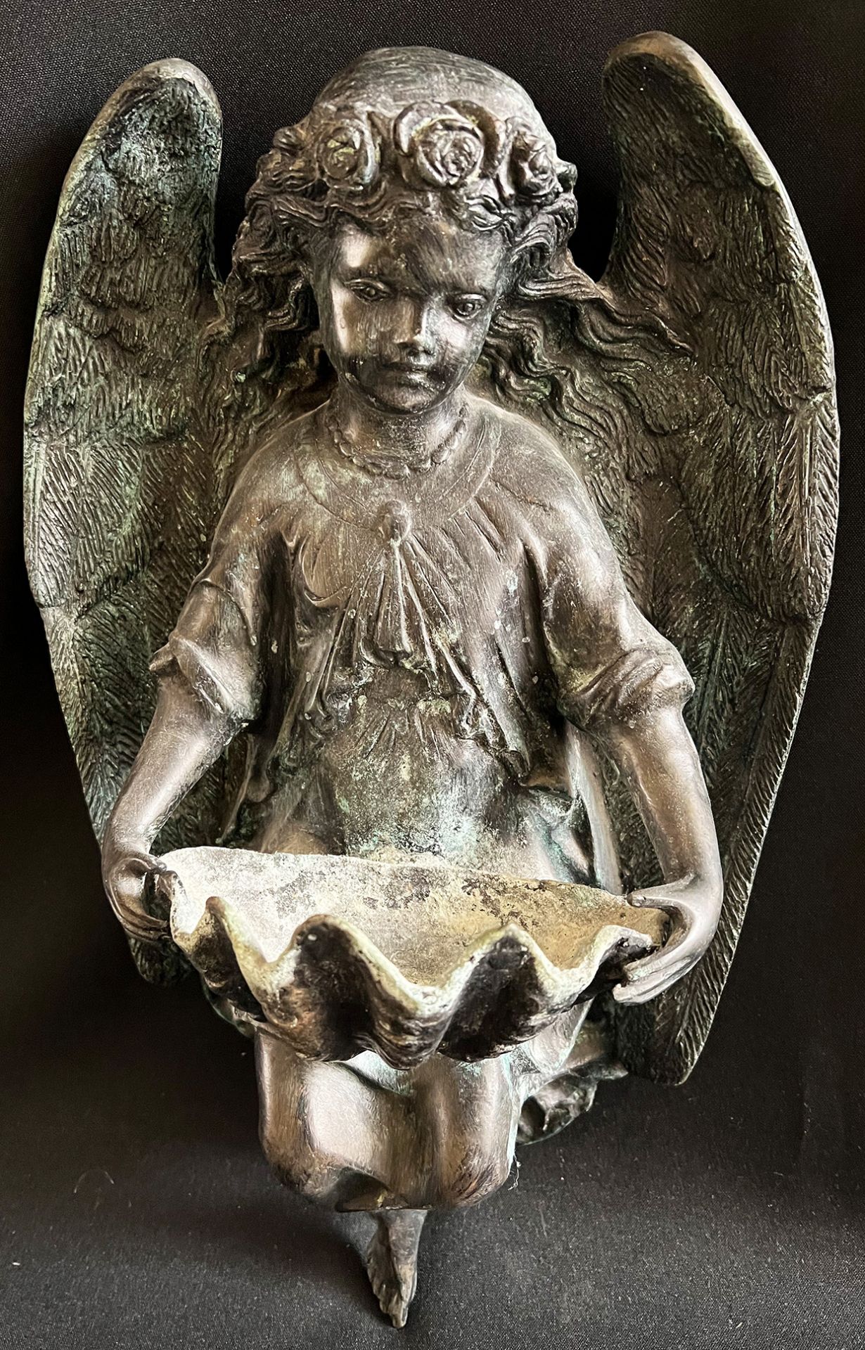 Engel, Bronze, mit Weihwasserbecken. Angel, bronze, holding a stoup. Rücks. bez./ on the back: