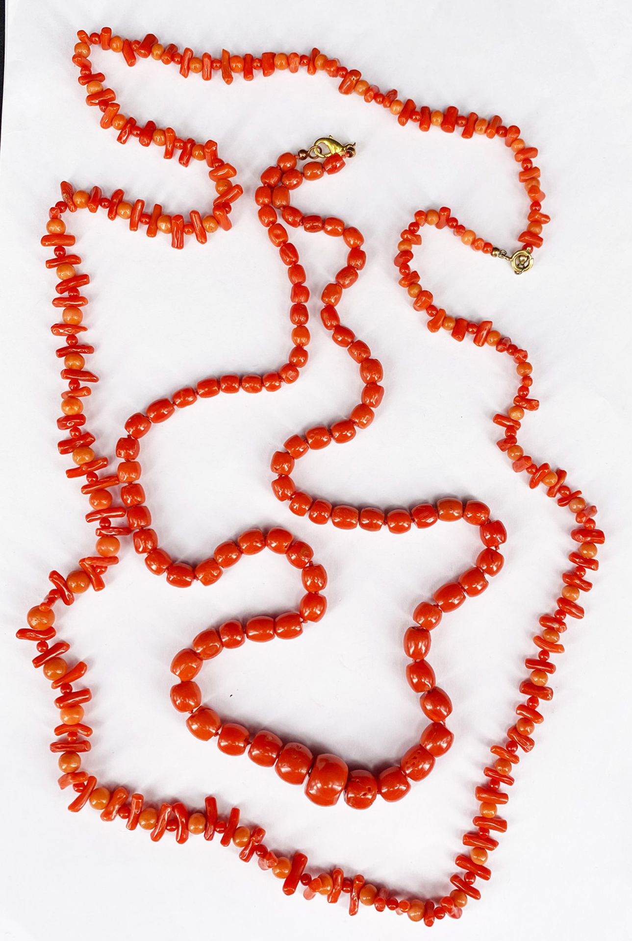 Konvolut Ketten / Collection of chains. Diverse Korallenketten, ein Set mit Armband; Azurit-Malachit - Bild 7 aus 8