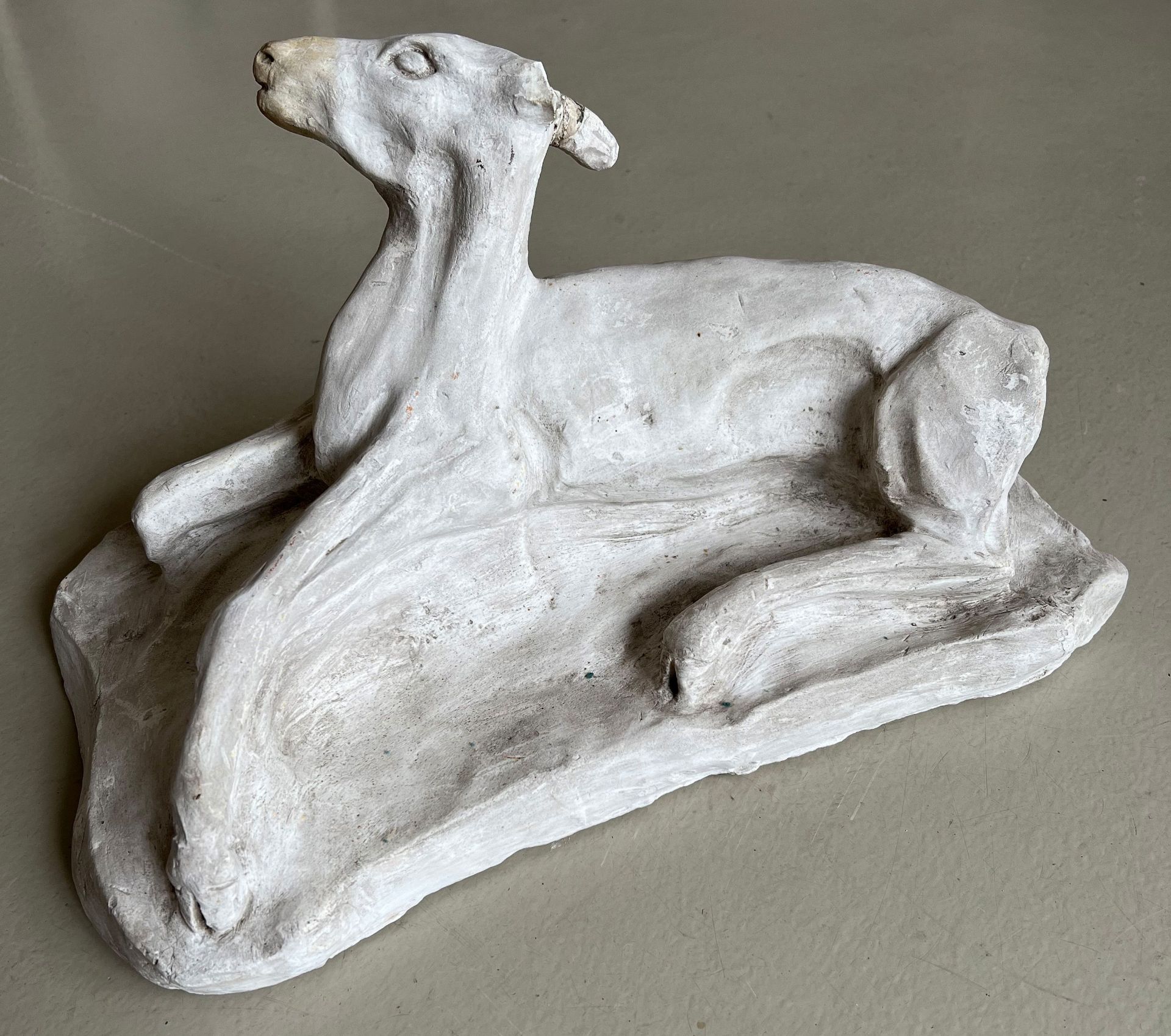 Reh, Stuck/ Roe deer, stucco. Bildhauer aus Tübingen, ein Ohr fehlt, Altersspuren, 42 x 24 x 20 cm