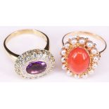 Zwei Damenringe: Amethyst und andere Edelsteine, 585er GG, 10,2 g, RG62; Ring mit Koralle und