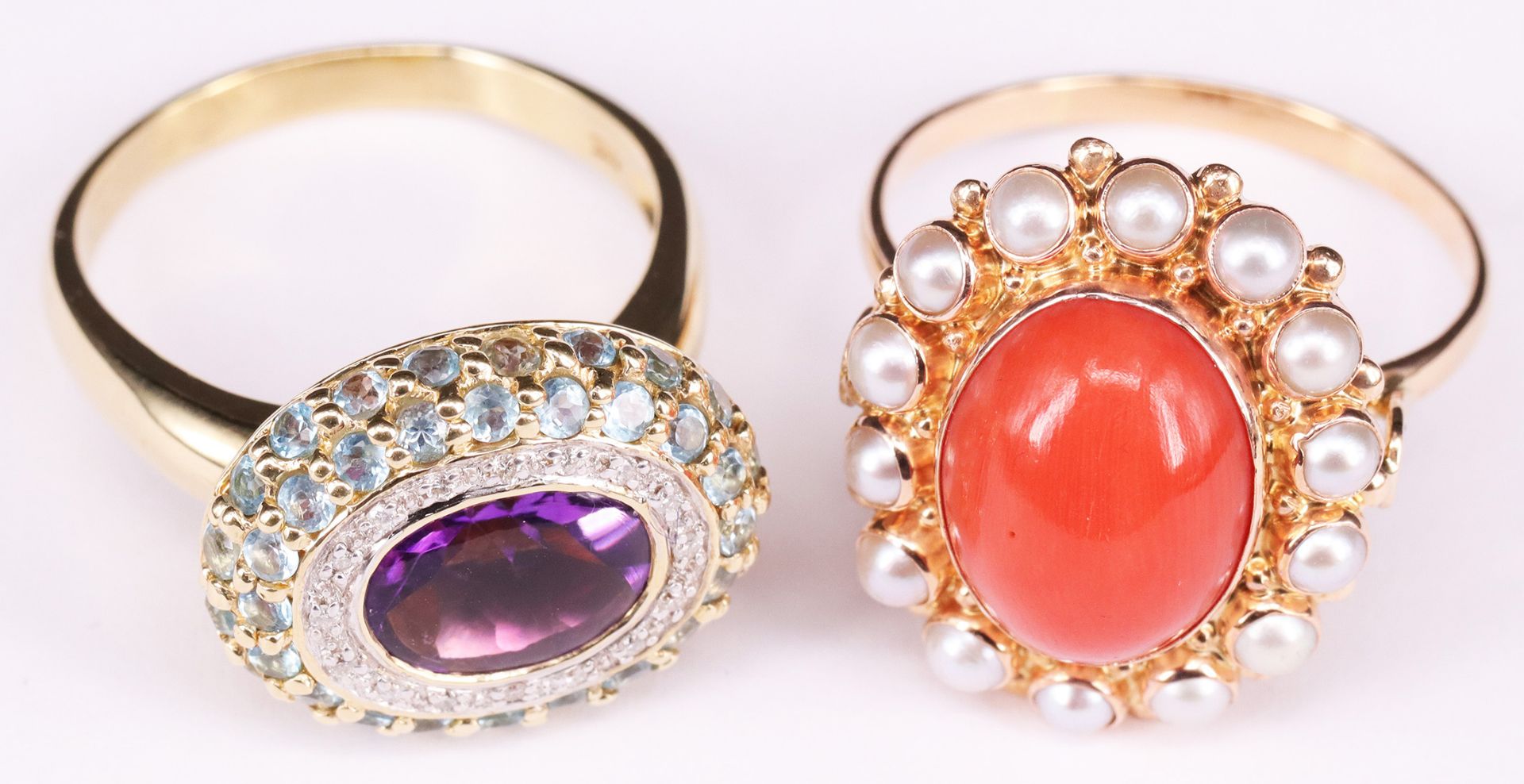 Zwei Damenringe: Amethyst und andere Edelsteine, 585er GG, 10,2 g, RG62; Ring mit Koralle und