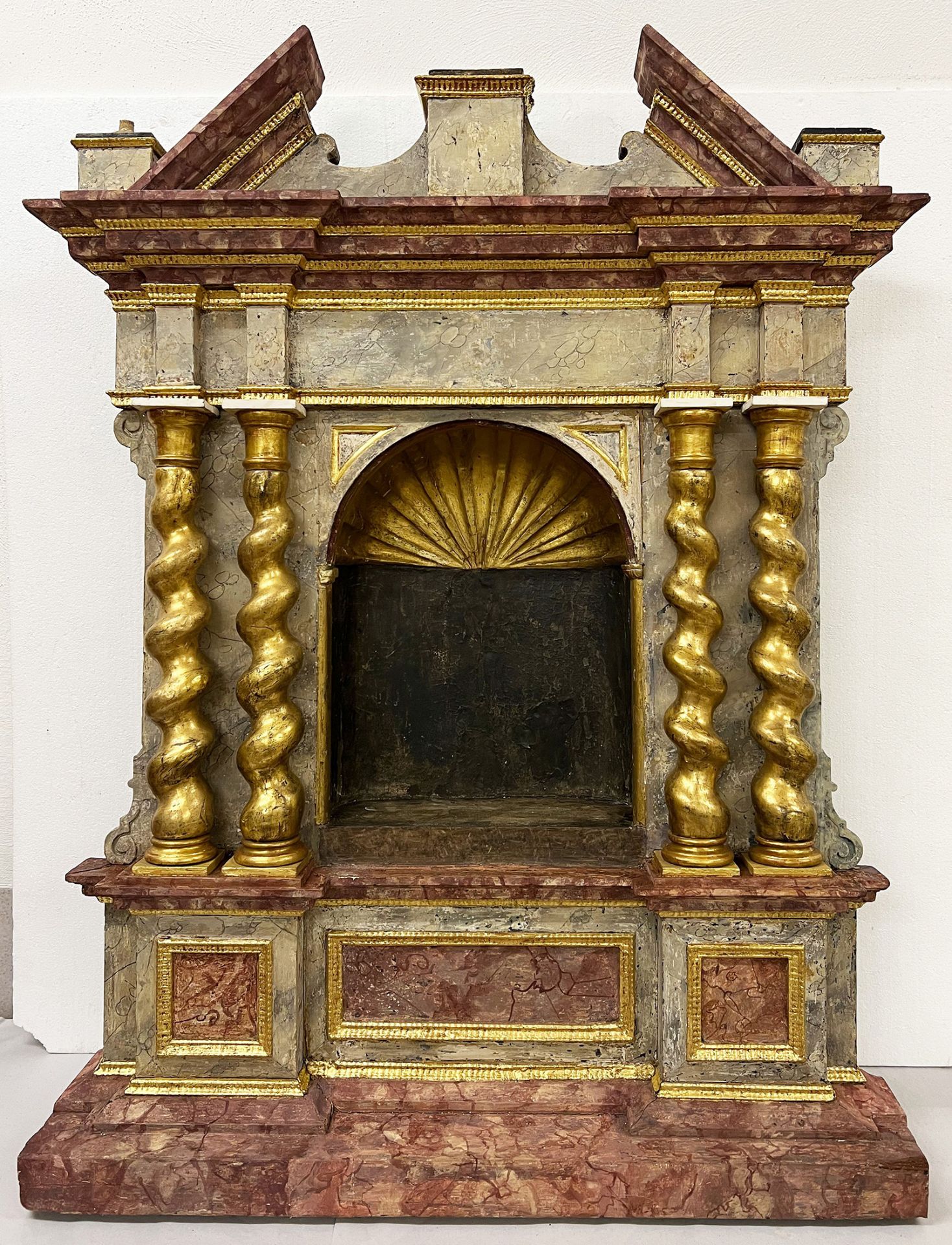 Modellaltar/ Model of an altar. Italien, 17. Jh., mit Nische für Figur, Originalfassung schwarz,