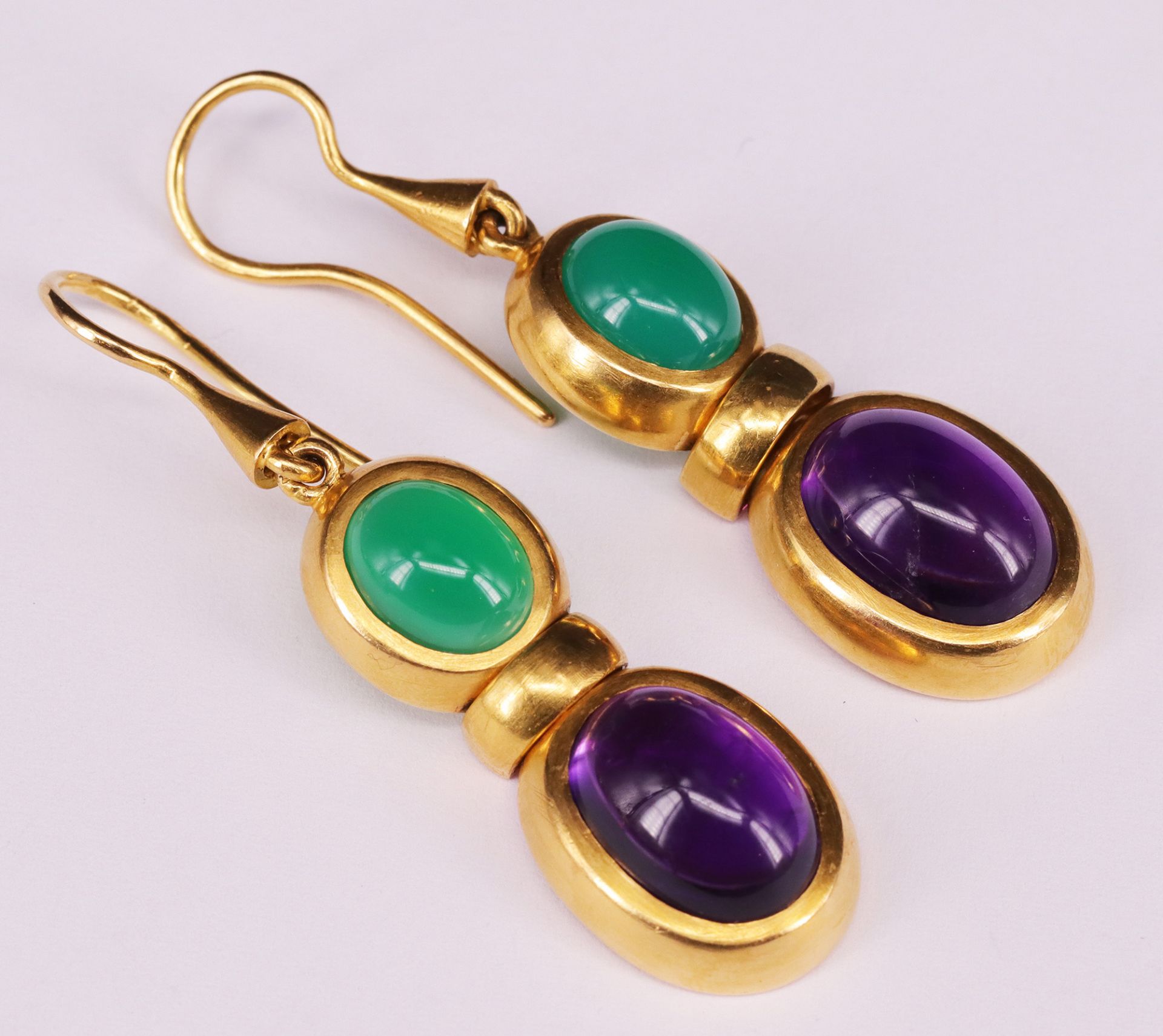Paar Ohrhänger / pair of earrings. 750er GG, mit Amethyst und Chrysopal (?) Cabochons, L. 5,2 cm