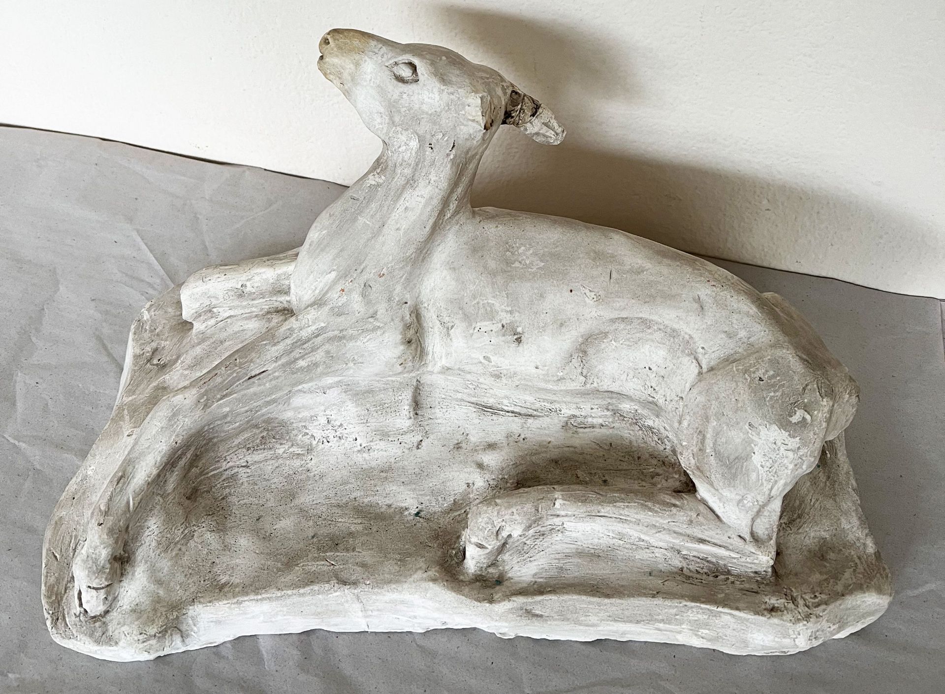 Reh, Stuck/ Roe deer, stucco. Bildhauer aus Tübingen, ein Ohr fehlt, Altersspuren, 42 x 24 x 20 cm - Bild 5 aus 6