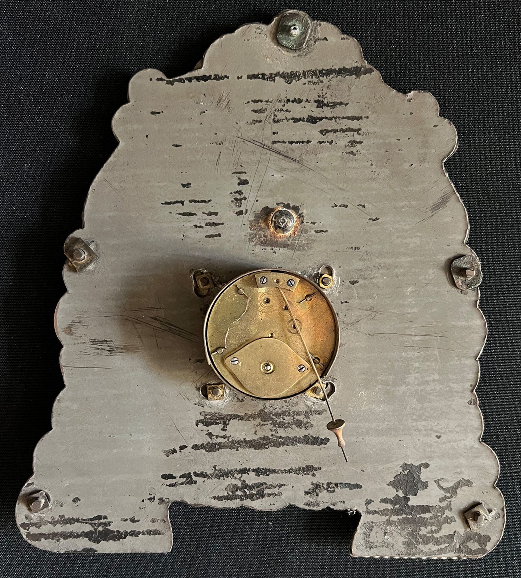 Kleine Uhr / Little clock. 19. Jh., Messingblech, getrieben, Uhr läuft an (Werk nicht geprüft), - Bild 4 aus 4