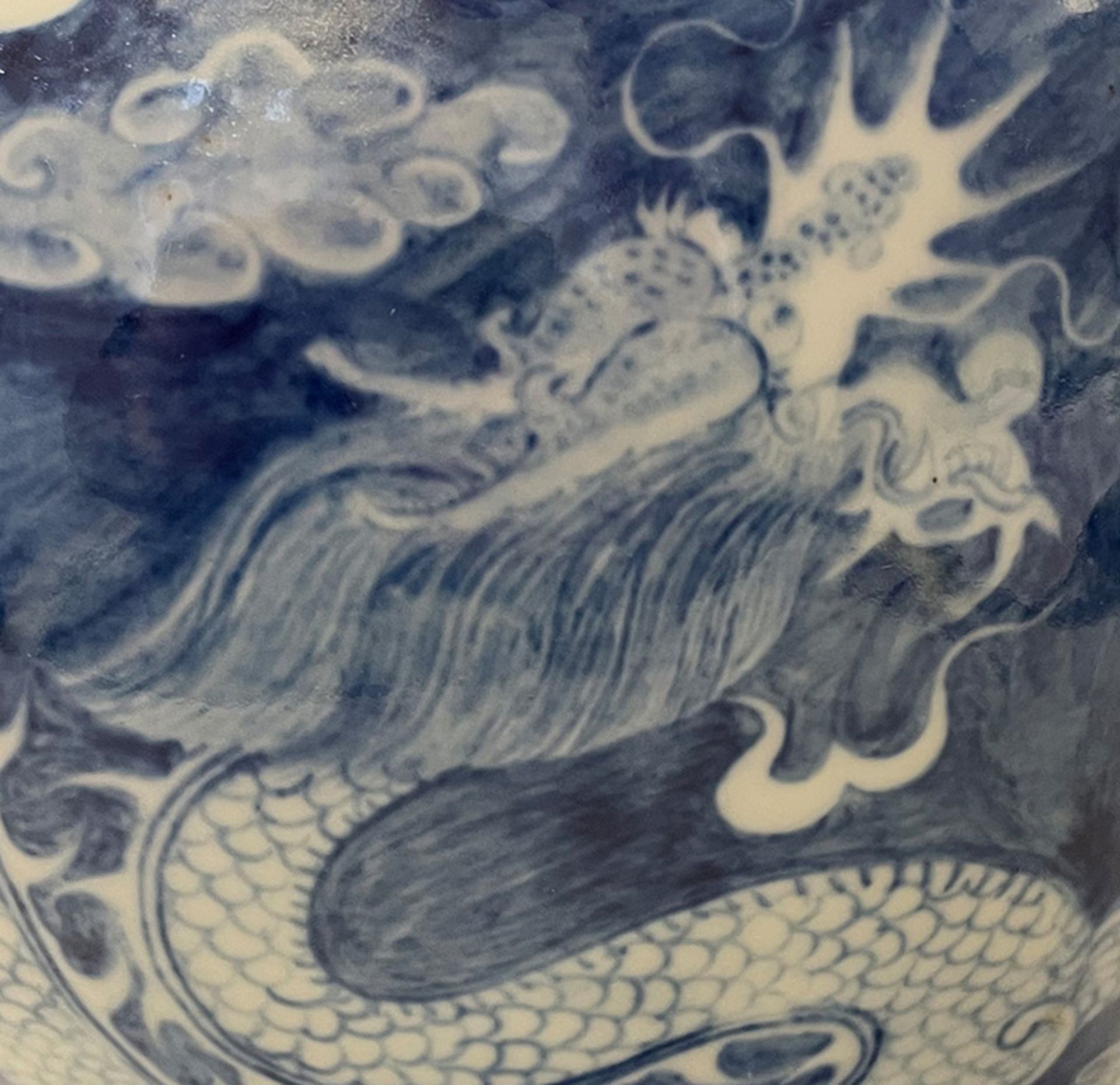 Paar chinesische Deckelvasen, Porzellan (ungemarkt), China. Balusterform auf Standring mit vier an - Bild 3 aus 8