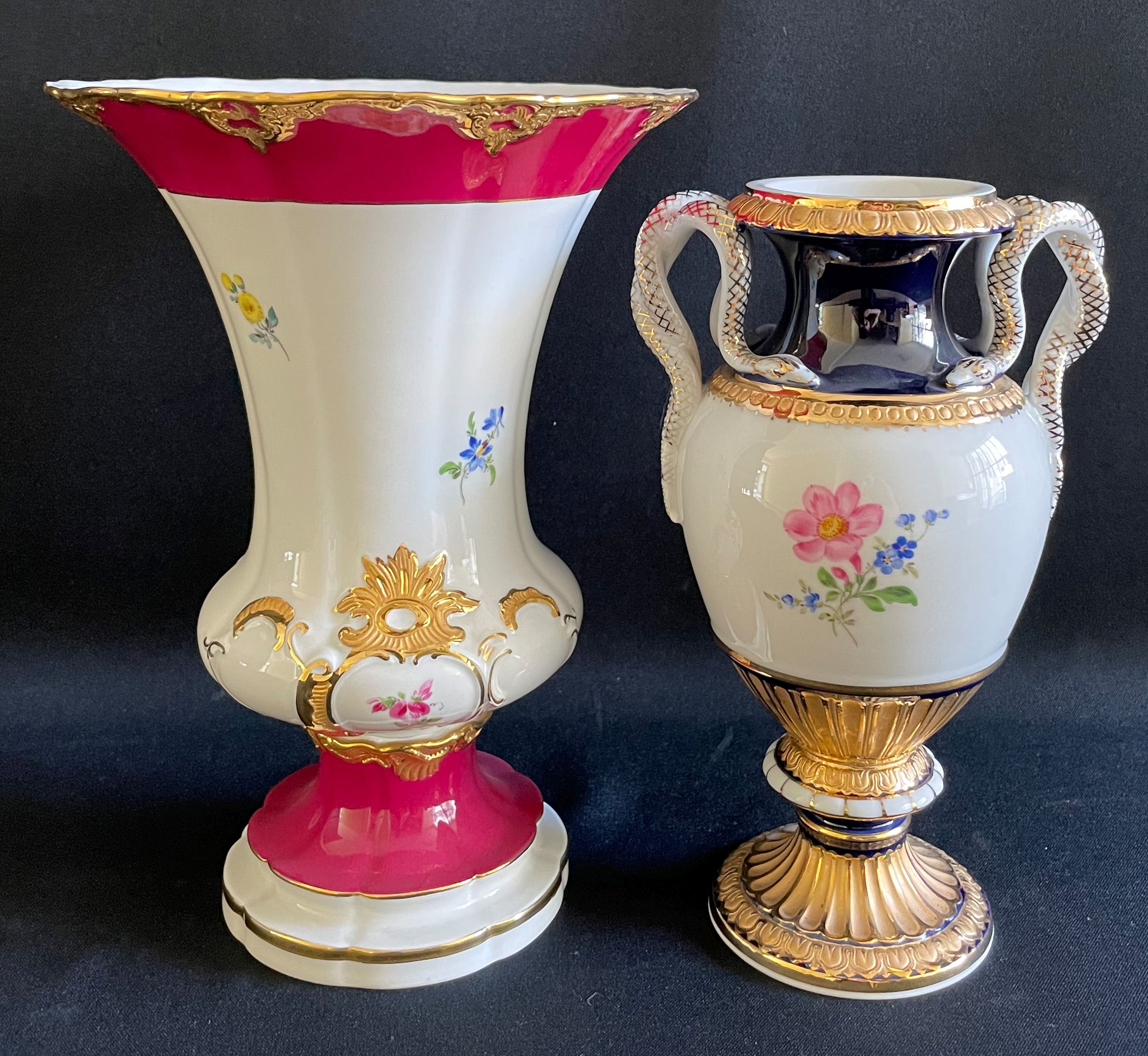 Meissen, zwei Prunkvasen: Schlangenhenkelvase in Kobaltblau mit Blumenbuquet, 1. Wahl, - Image 3 of 3