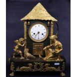 Kaminuhr Frankreich / Mantle clock, France. Um 1800, vergoldetes Bronzegehäuse auf vier Tierpranken.
