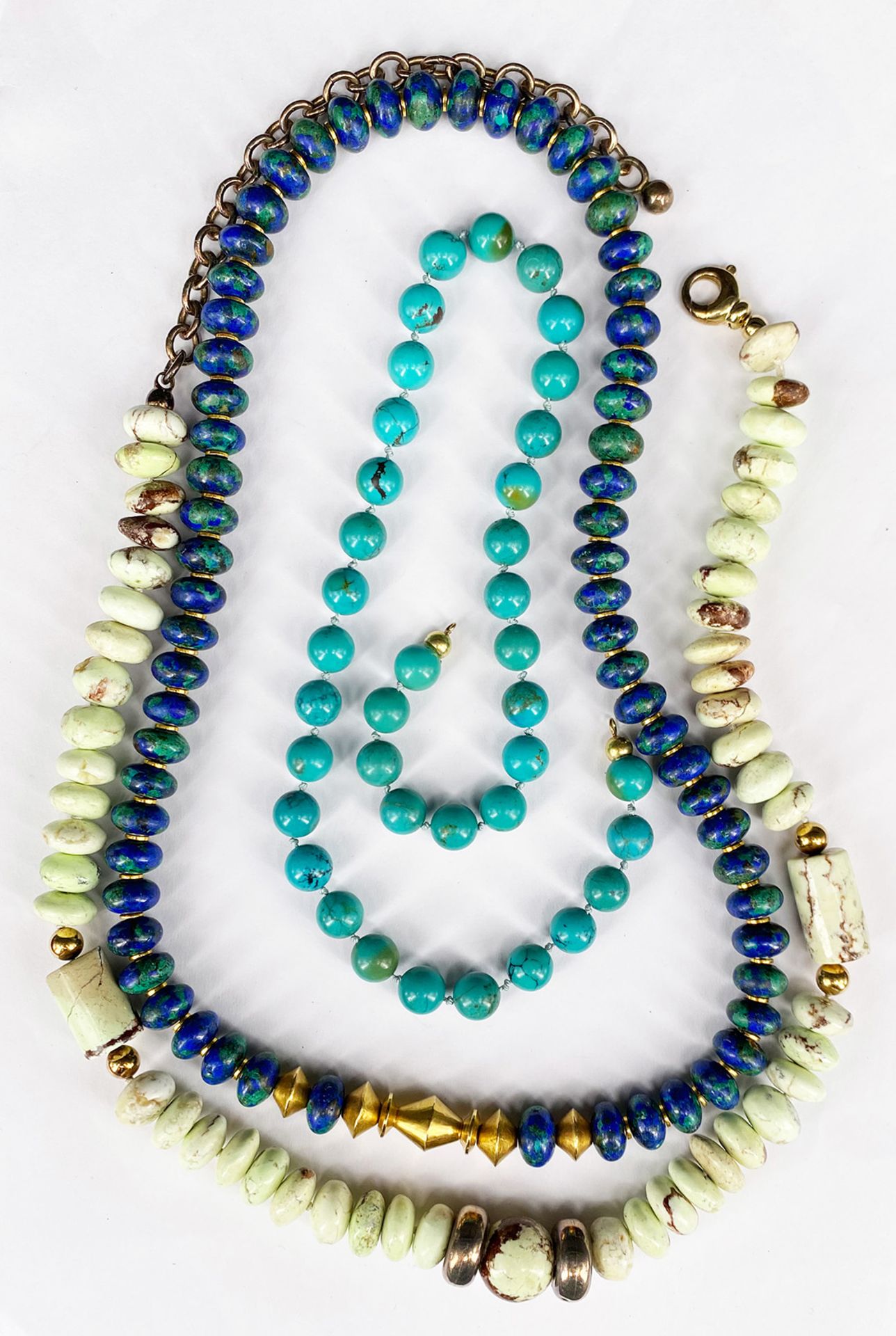 Konvolut Ketten / Collection of chains. Diverse Korallenketten, ein Set mit Armband; Azurit-Malachit - Bild 3 aus 8