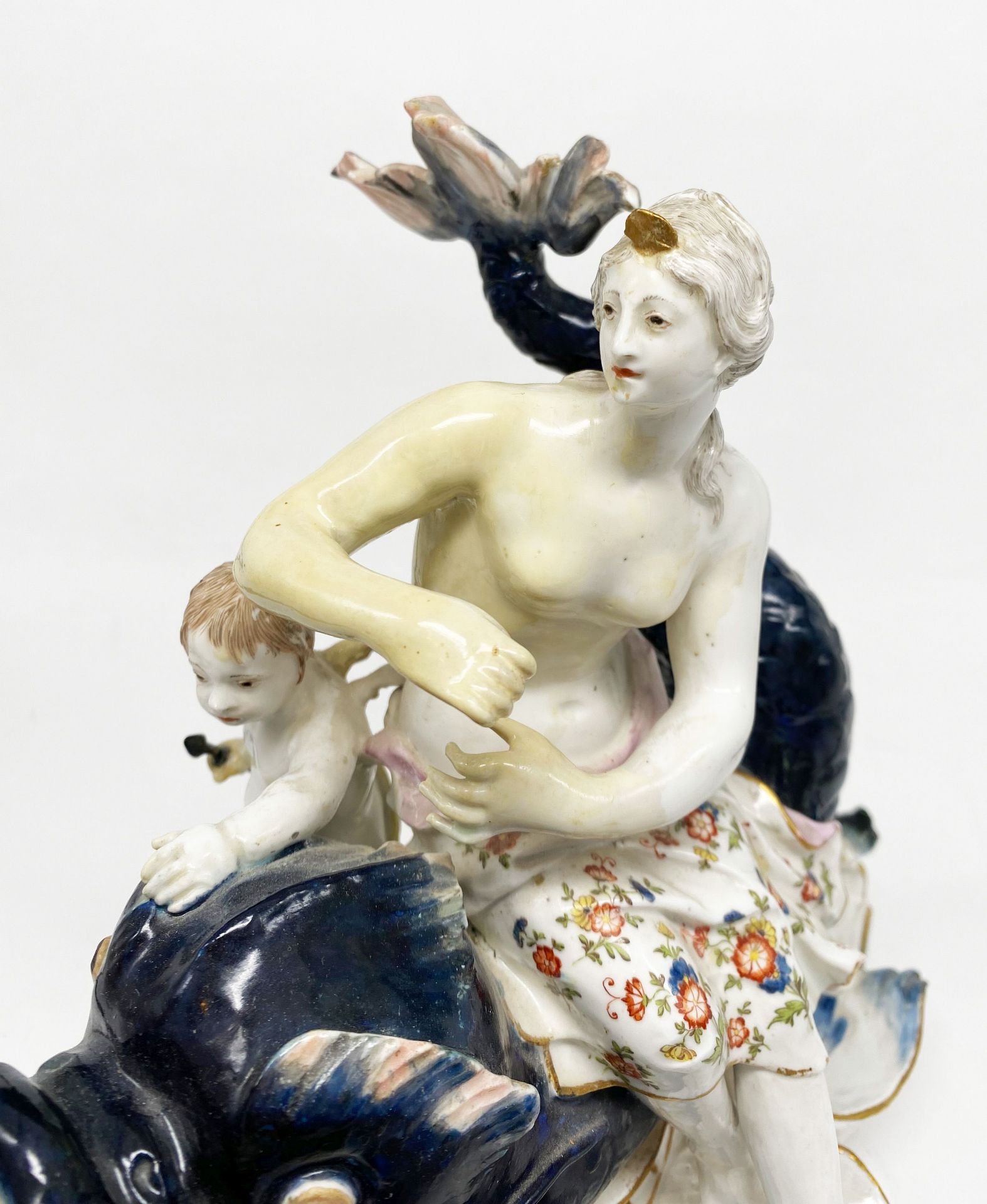 Porzellan-Figurengruppe Venus mit Amor auf Fisch sitzend, polychrom und gold staffiert, H. 25 cm; - Bild 7 aus 7