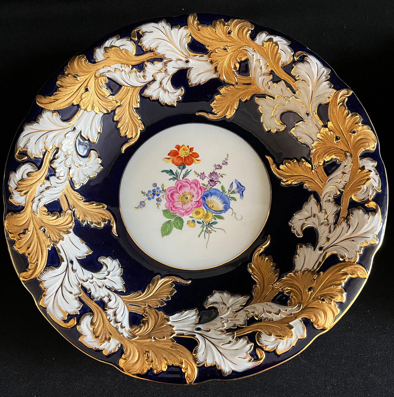 Meissen, 2 Prunkteller, weiß- und blaugrundig, teils mit Blumen, - Image 2 of 4