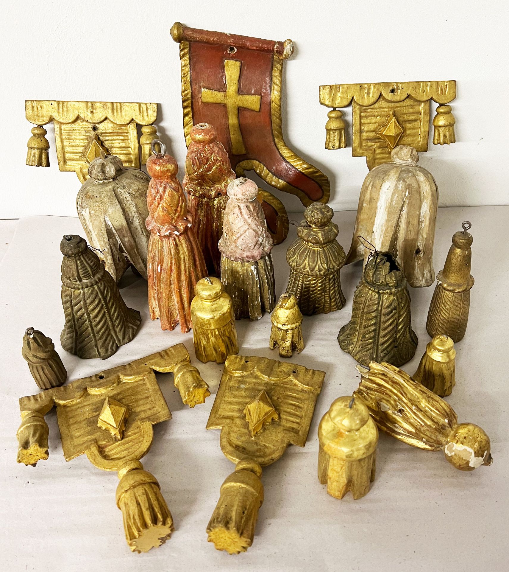 Vorhangquasten sowie christliche Ornamentik/ accessories for curtains and Christian symbols.