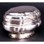 Augsburger Deckeldose, Silber: ovale, leicht geschwungene Dose auf geschweiftem Hohlkehlfuß mit