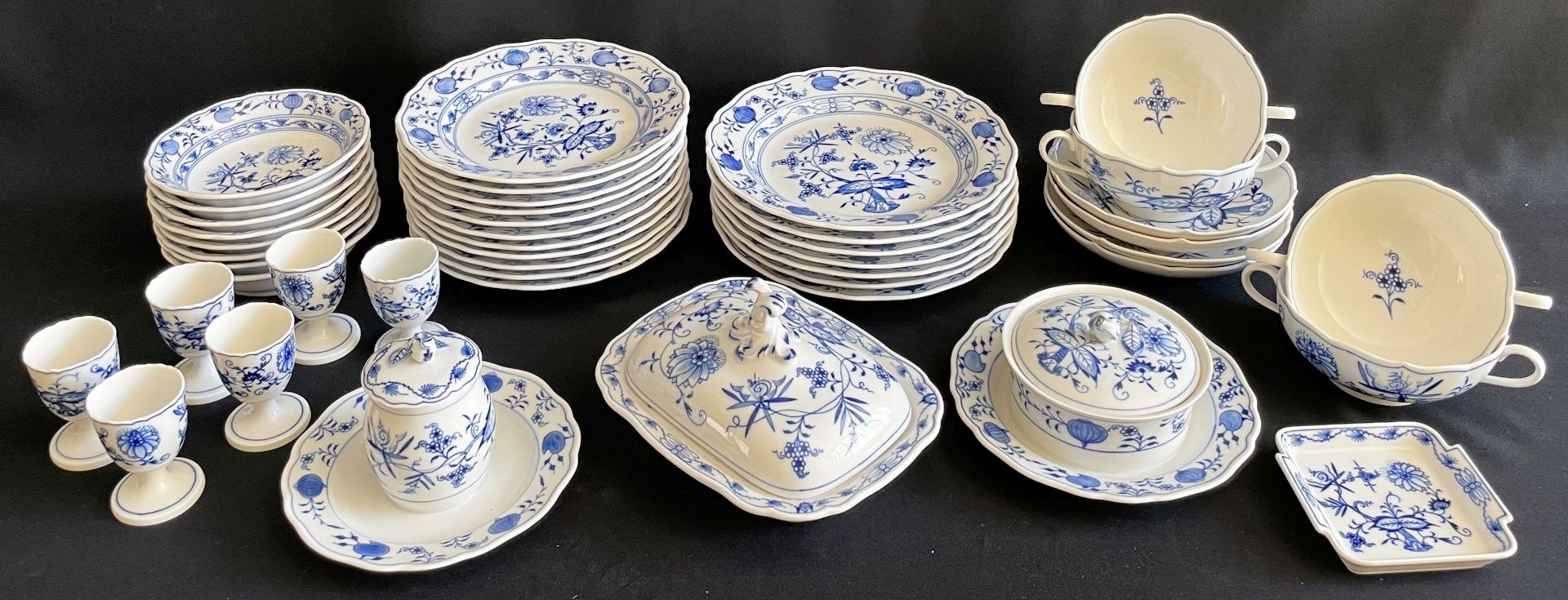 Großes Meissen-Service, Zwiebelmuster, ca. 150 Teile: Kaffee-Service und Teeservice für 8 - Bild 9 aus 12