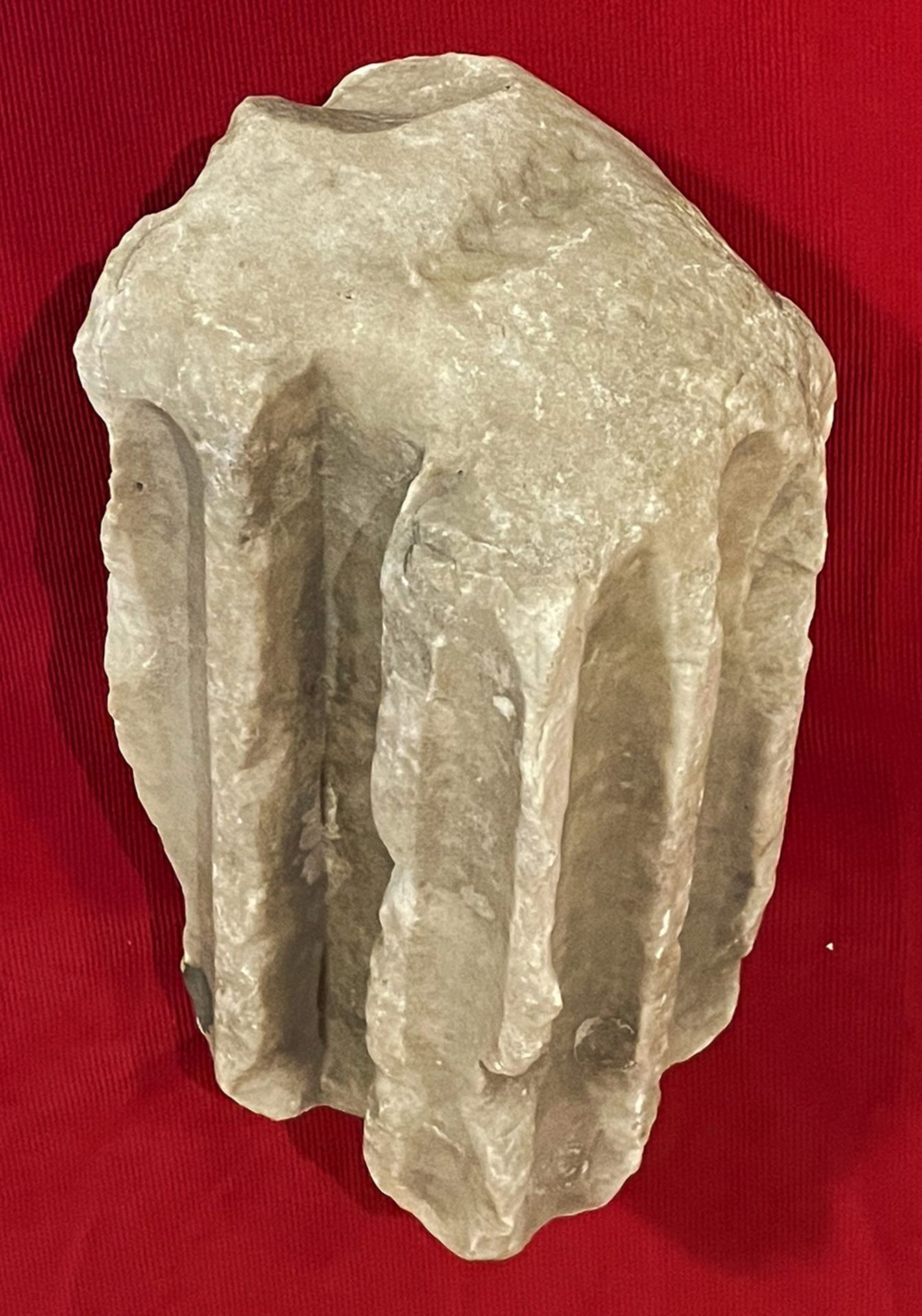 Konvolut diverse griechische oder römische Steinfragmente: Kapitell, H. 39 cm, Fläche 28 x 28 cm; - Image 10 of 10