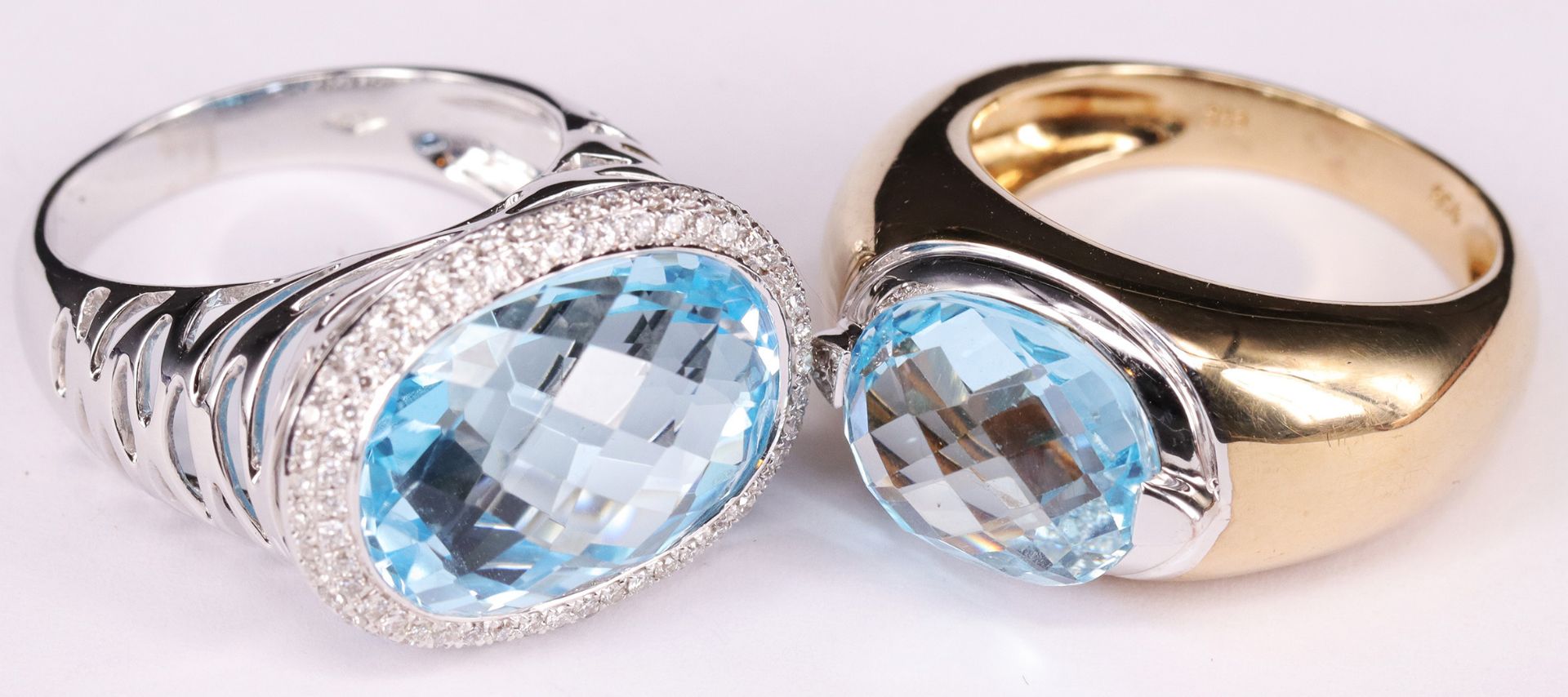 Zwei Damenringe mit hellblauem Topas: breiter Ring mit großem Stein und kleinen Brillianten, 750er