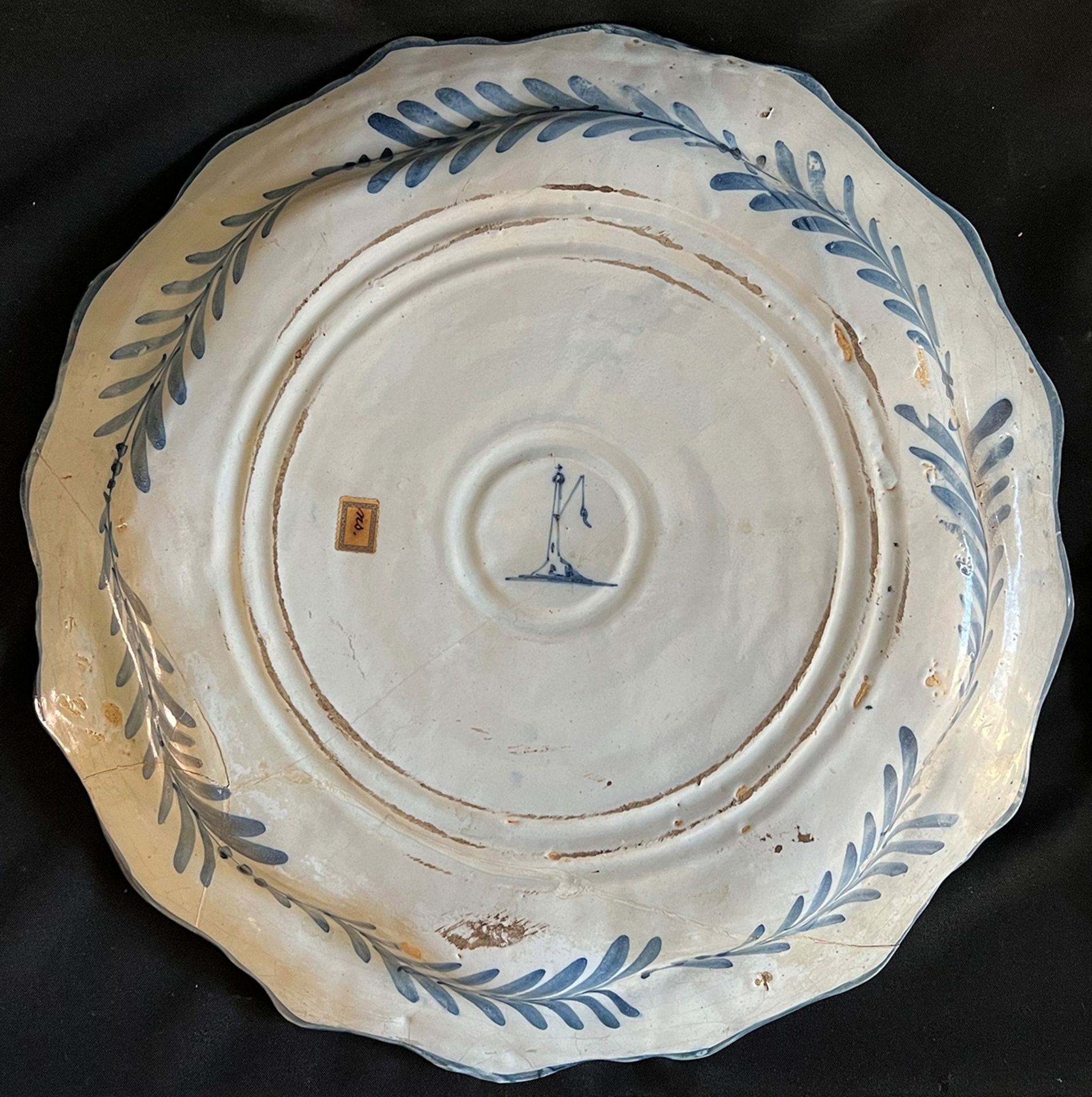 2 Fayenceteller / two faience plates, 18. Jh., Altersspuren. Fächerteller mit Vögeln in einer - Bild 6 aus 17