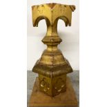 Hoher Sockel/ High pedestal. Um 1900, Holz, vergoldet, best. und rest. H. 51 cm