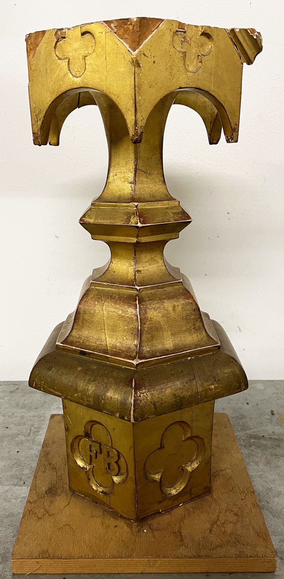 Hoher Sockel/ High pedestal. Um 1900, Holz, vergoldet, best. und rest. H. 51 cm