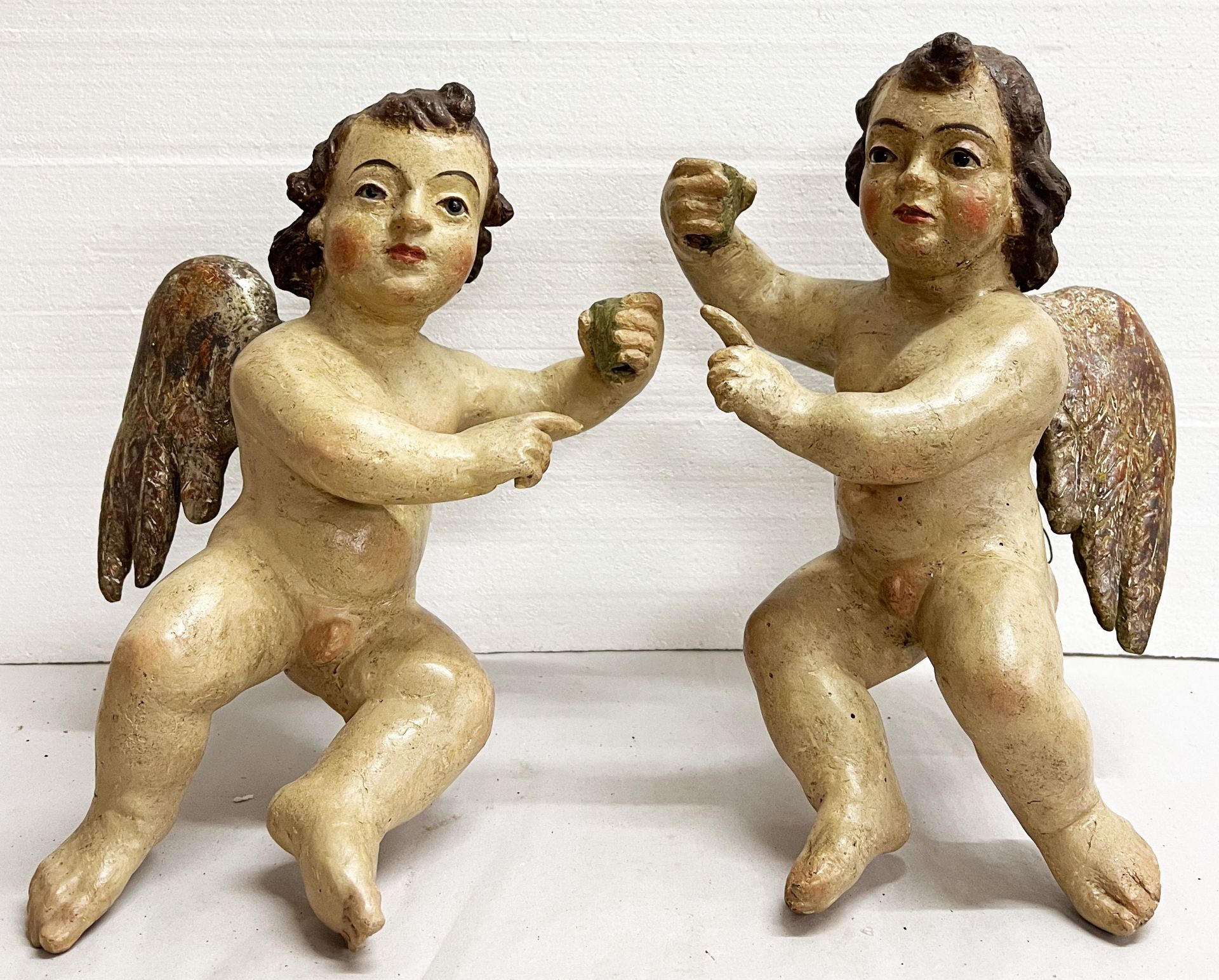 Paar Engel/ Pair of angels. Wohl Neapel, 18. Jh., Holz, farbige Fassung, teils übergangen,