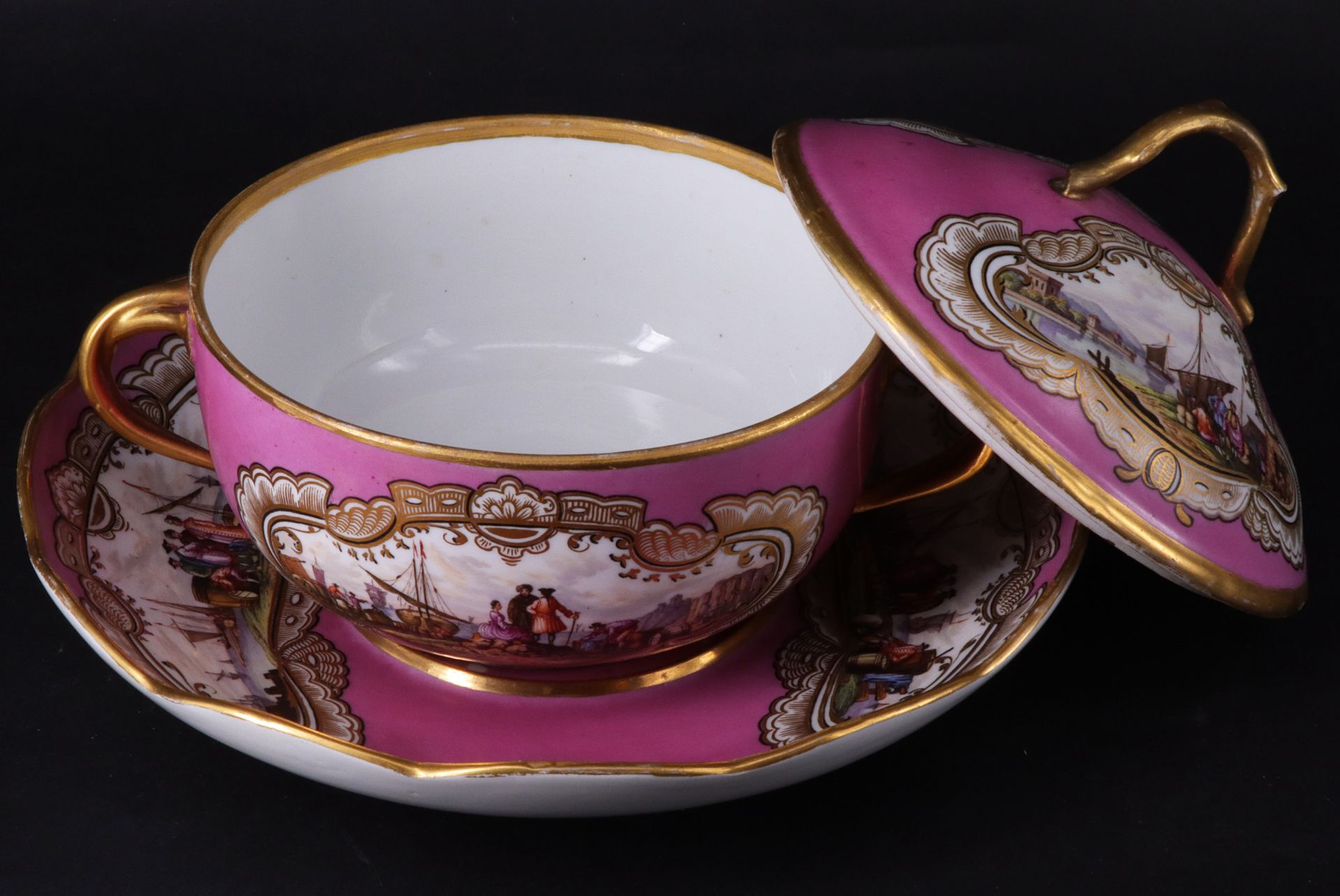 Meissen, um 1800, Deckelterrine mit Presentoire, halbkugeliger Korpus mit seitlich verdoppelten