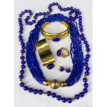 Großes Konvolut Lapislazuli Schmuck: 2 Ketten, Ohrstecker, schwerer Armreif und Ring, Brosche /