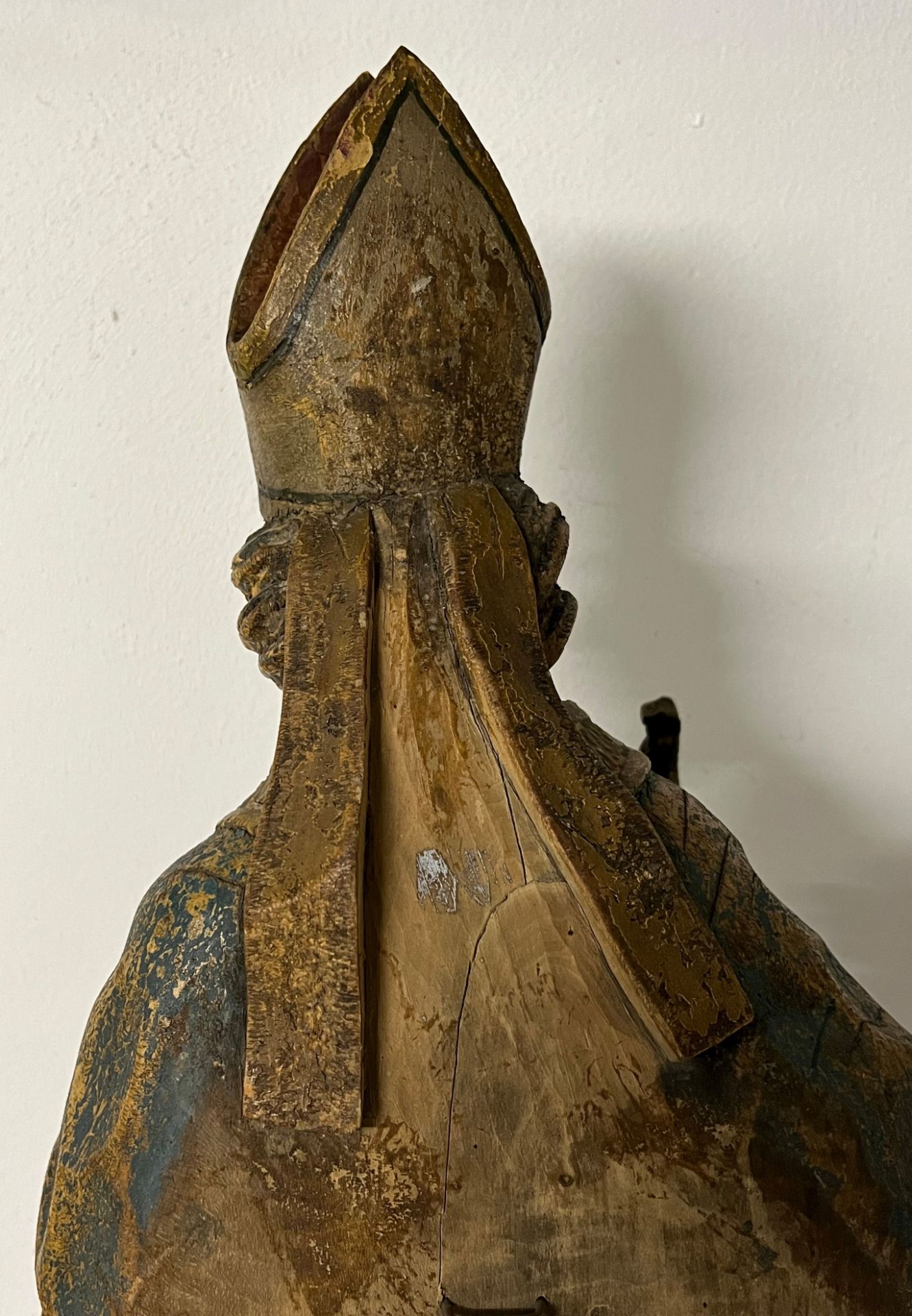 Bischof/ bishop. 18. Jh., Holz, farbig gefasst, mit Hirtenstab (besch.), Altersspuren, H. 66 cm - Image 5 of 5