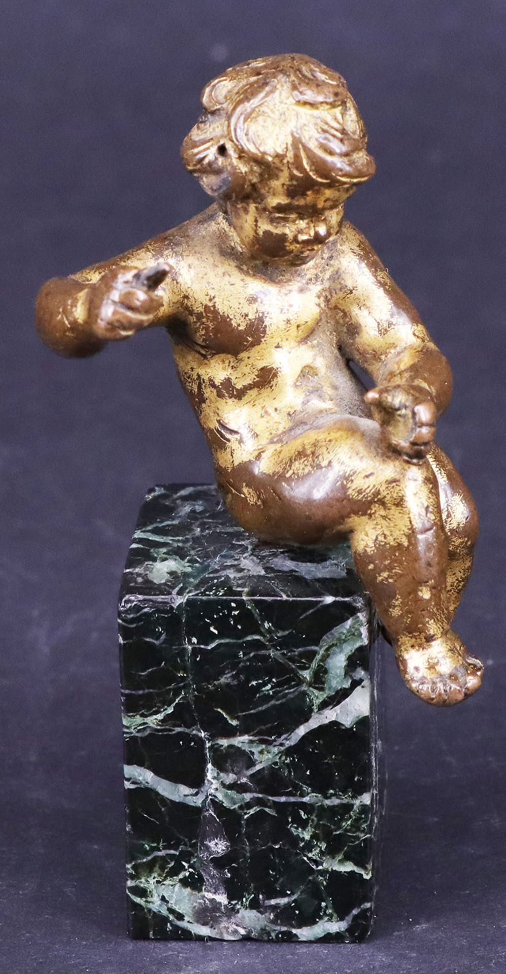 Kleiner Putto, Bronze auf dunklem Marmorsockel, Florenz, 1680, H. 8,5 cm. / Small putto, bronze on
