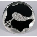 Onyxbrosche / Onyx brooch, 750er WG, kreisrund, mit ca 50 Diamanten besetzt, D. 4,6 cm, 25,48 g