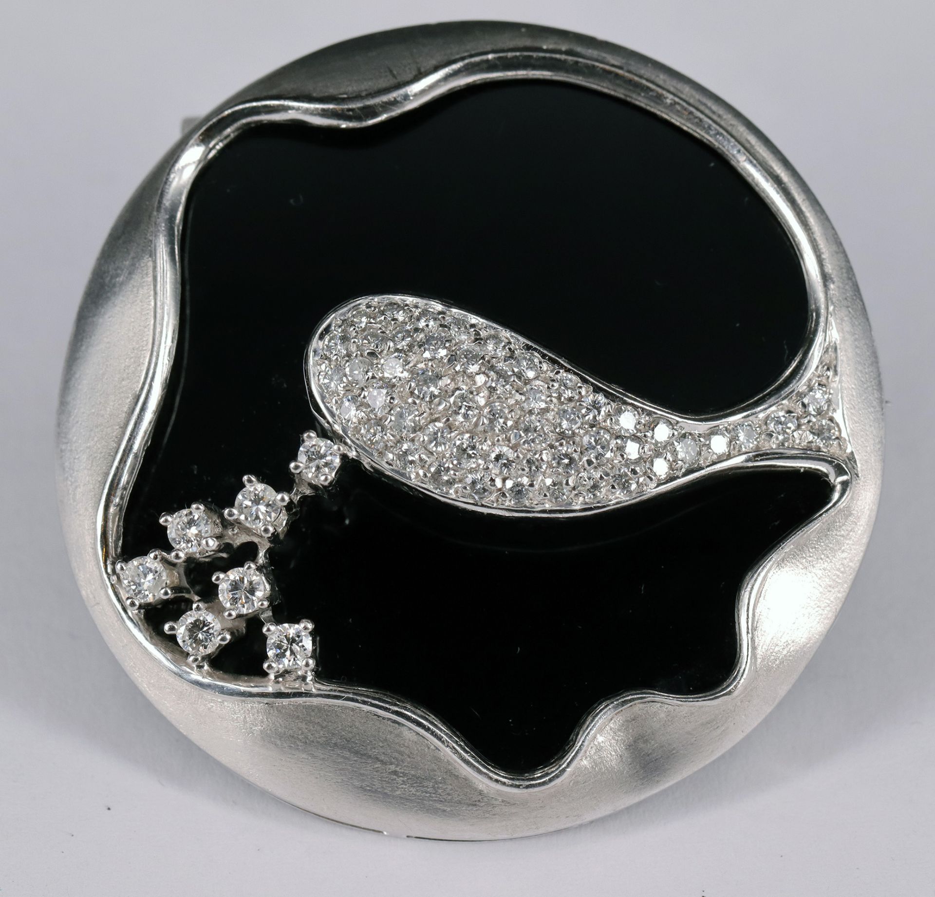 Onyxbrosche / Onyx brooch, 750er WG, kreisrund, mit ca 50 Diamanten besetzt, D. 4,6 cm, 25,48 g