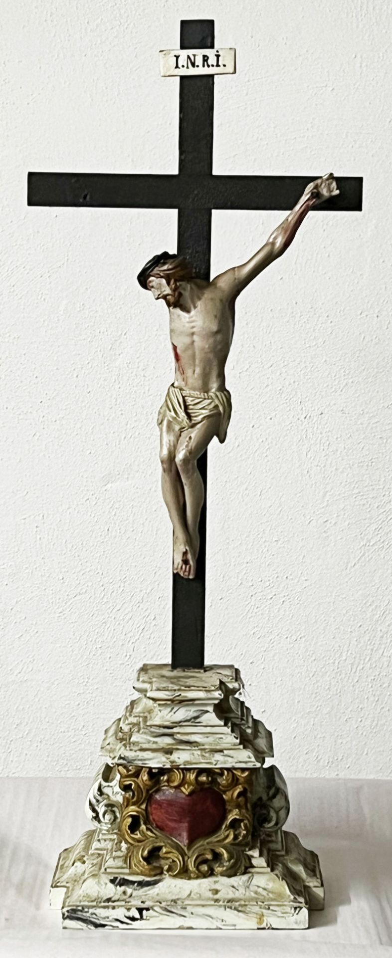 Kruzifix/ crucifixion. 18./ 19. Jh., Holz, farbig gefasst, Altersspuren, Arm fehlt etc, H. 63 cm