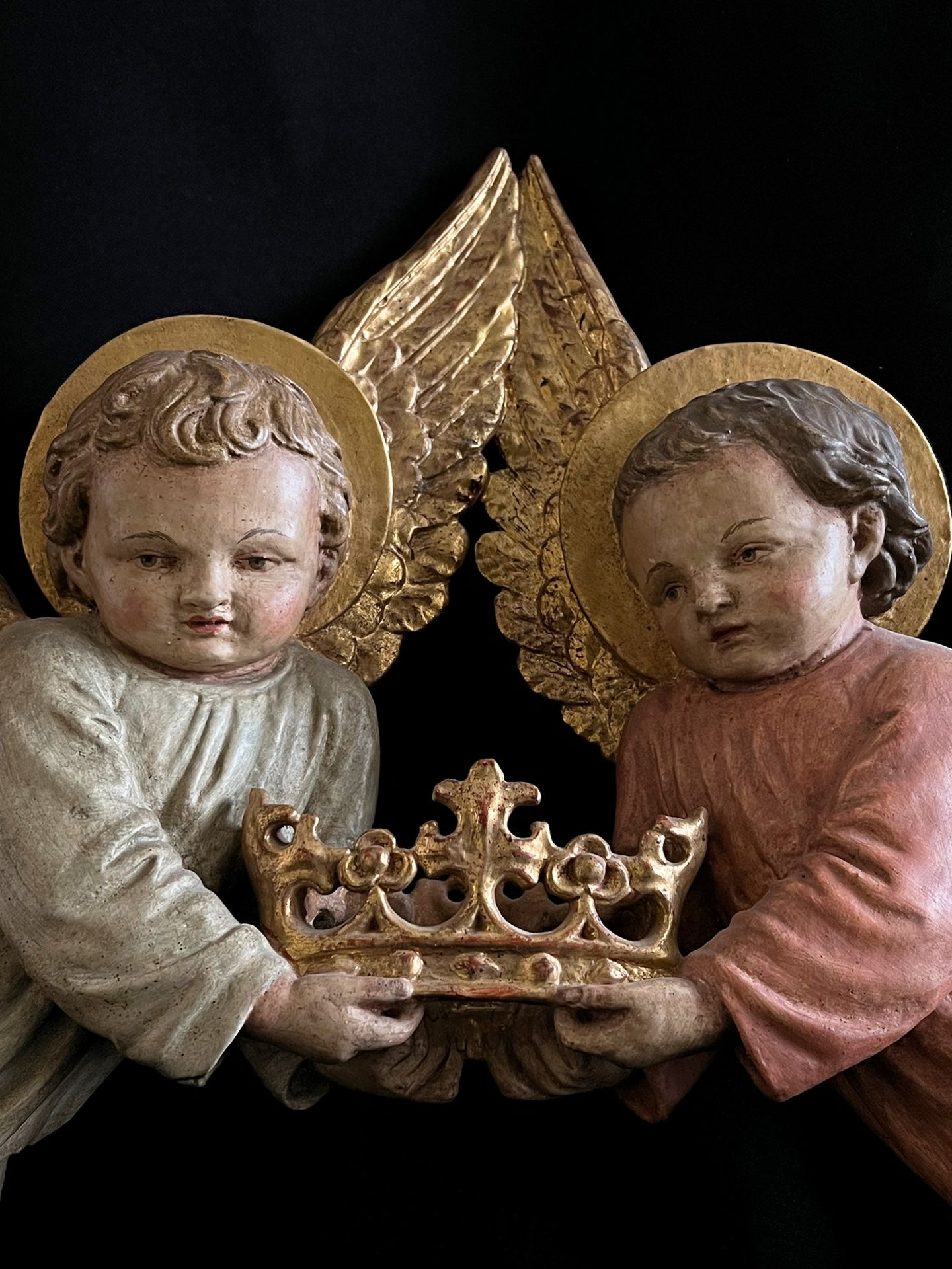 Relief eines schwebenden Engelspaars, das gemeinsam eine Krone hält / Relief of a pair of angels - Bild 2 aus 3