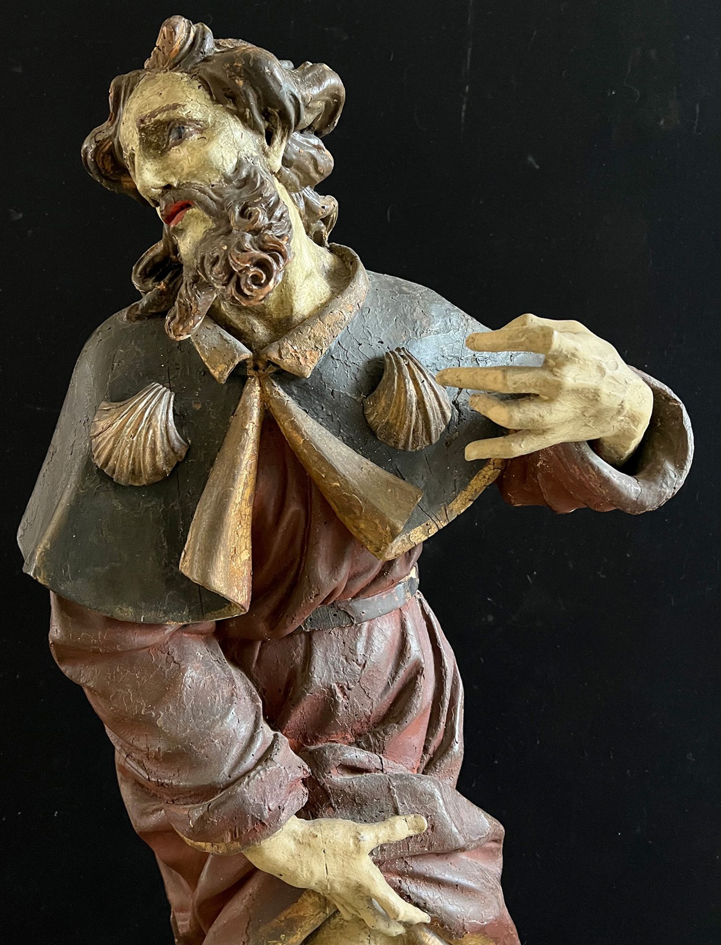 Hl. Rochus, 18. Jh., aus Holz geschnitzt mit farbiger Fassung. Der Heilige mit zwei Muscheln als - Bild 5 aus 6