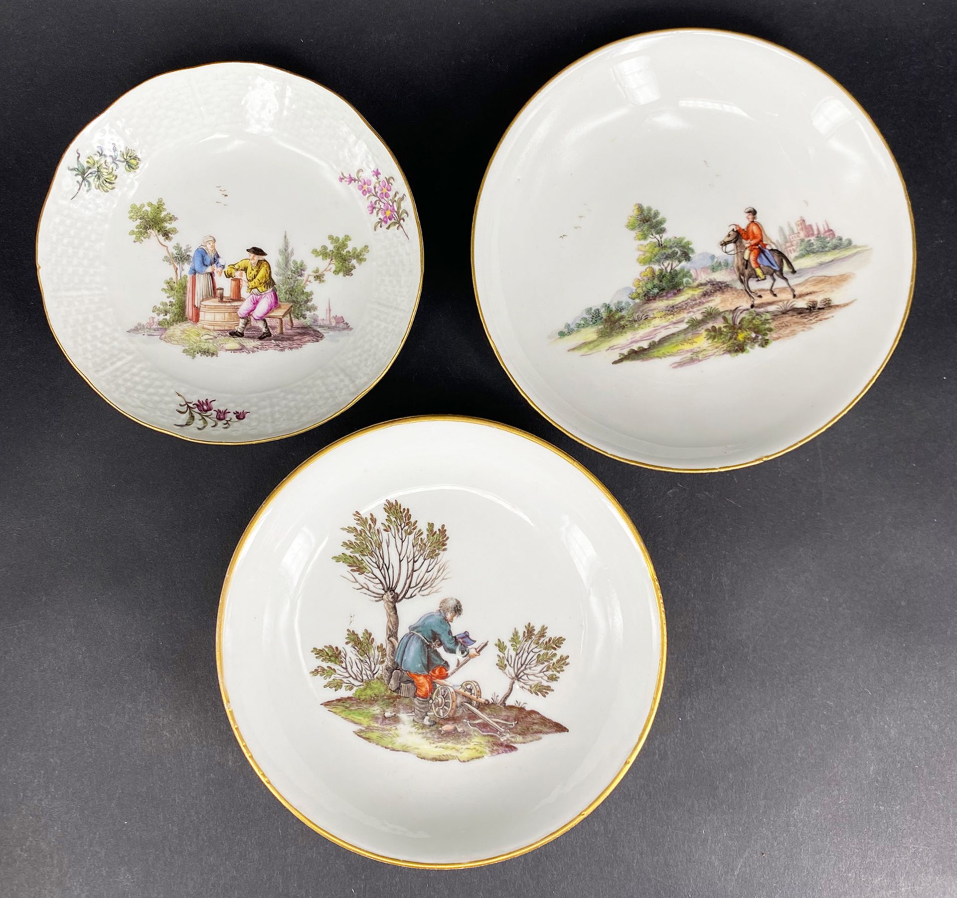 Meissen, zwei Tassen und ein Koppchen mit figürlichen Szenen: Koppchen mit Geiger und galantem Paar, - Image 5 of 6