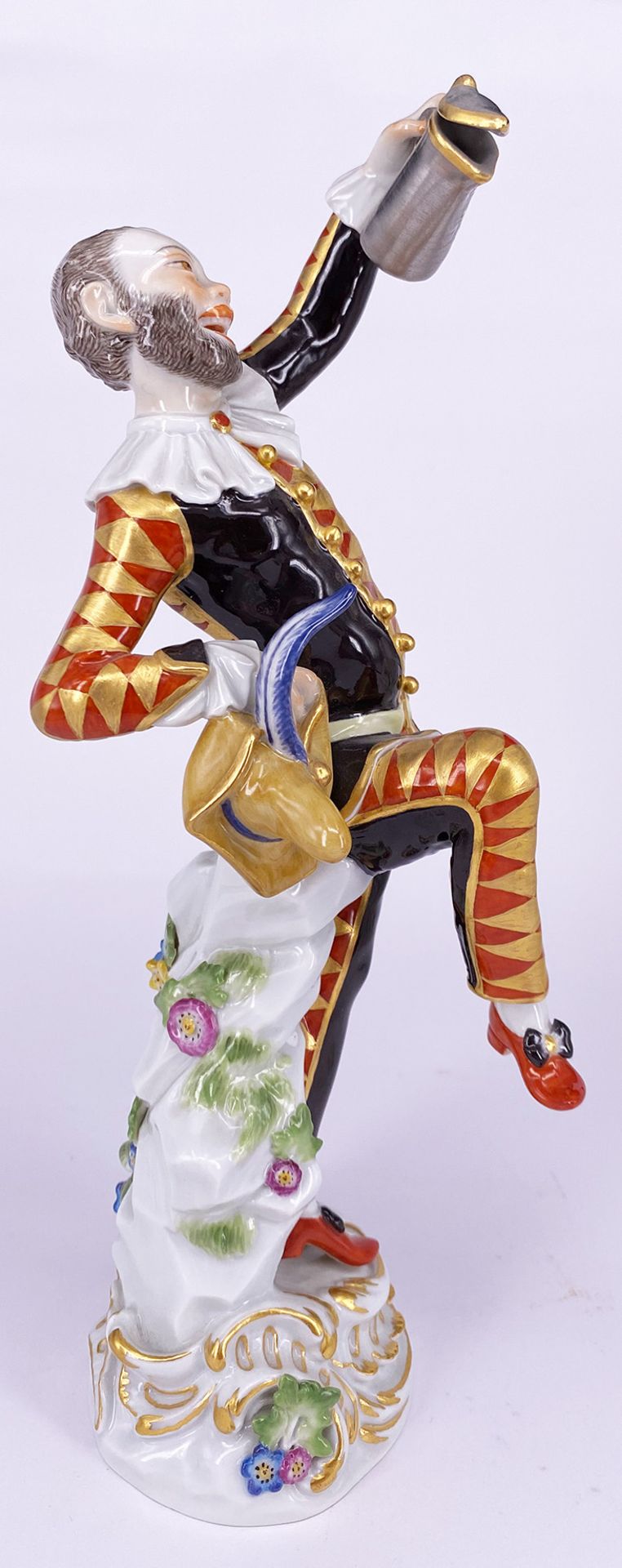 Meissen Figur "Harlekin mit Deckelkanne" aus der Serie "Commedia-dell' arte", farbig staffiert, - Bild 3 aus 9