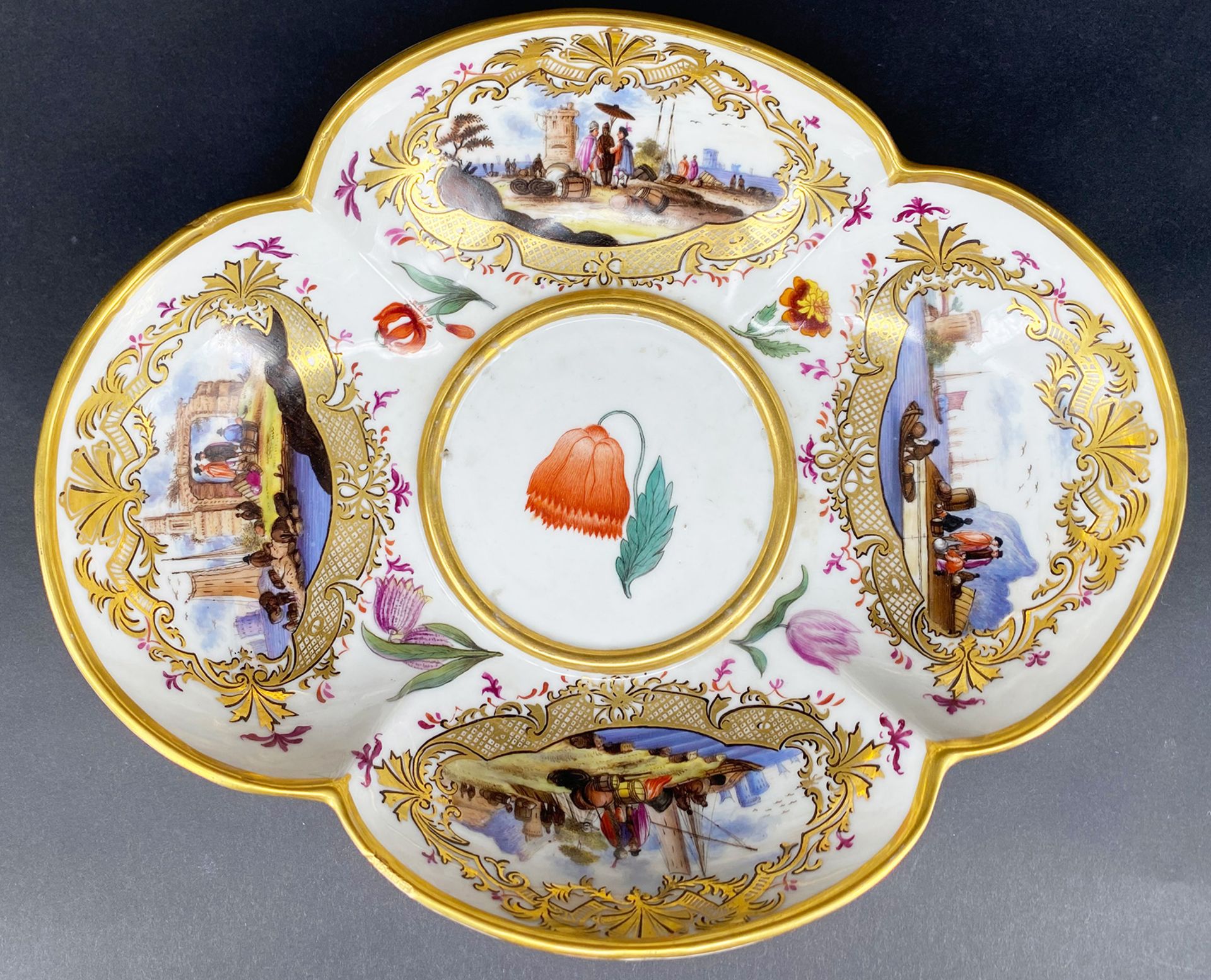 Meissen, Vierpass-Schale: oval-vierpassige Schale mit roter Blume im runden Spiegel, in den vier