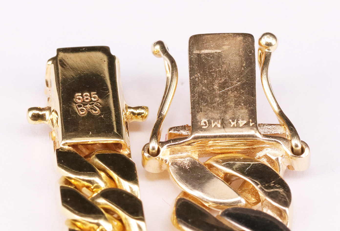 2 Armbänder, 585er Gold: Alternierend weiße und gelbe Glieder, flach, matt, L. 19 cm; Glieder mit - Image 2 of 3