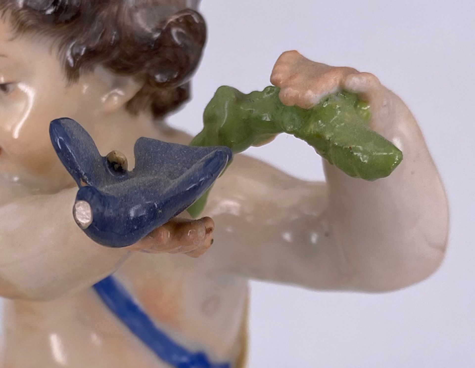 Zwei Porzellan-Figuren, Meissen, "Amor, Herzen bindend": auf Rocaillensockel ein Amor, ein - Bild 6 aus 8