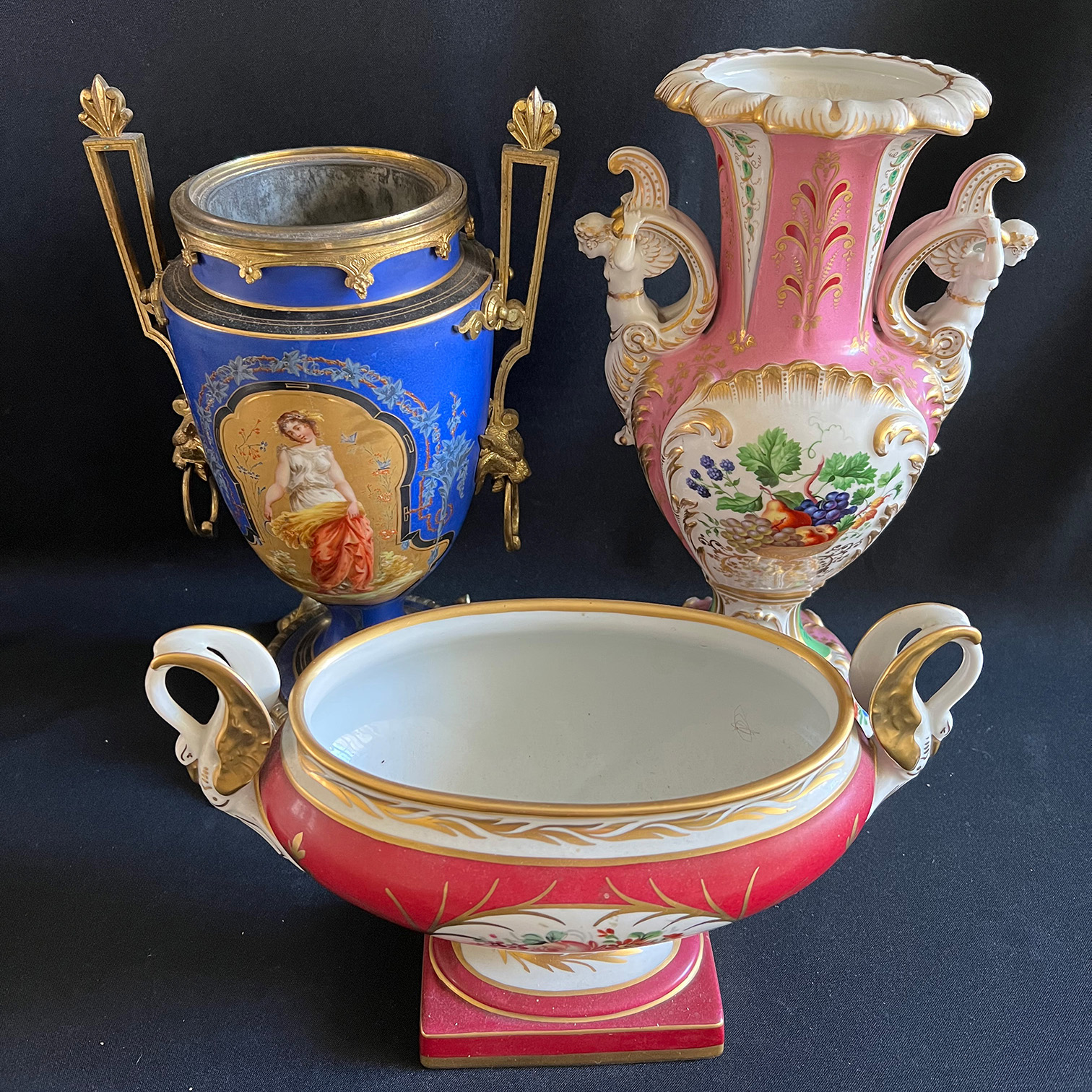 3 Sammlerobjekte, Porzellan, 19. Jh., bzw um 1900, Altersspuren: blaugrundige Vase mit Darstellung - Image 4 of 5